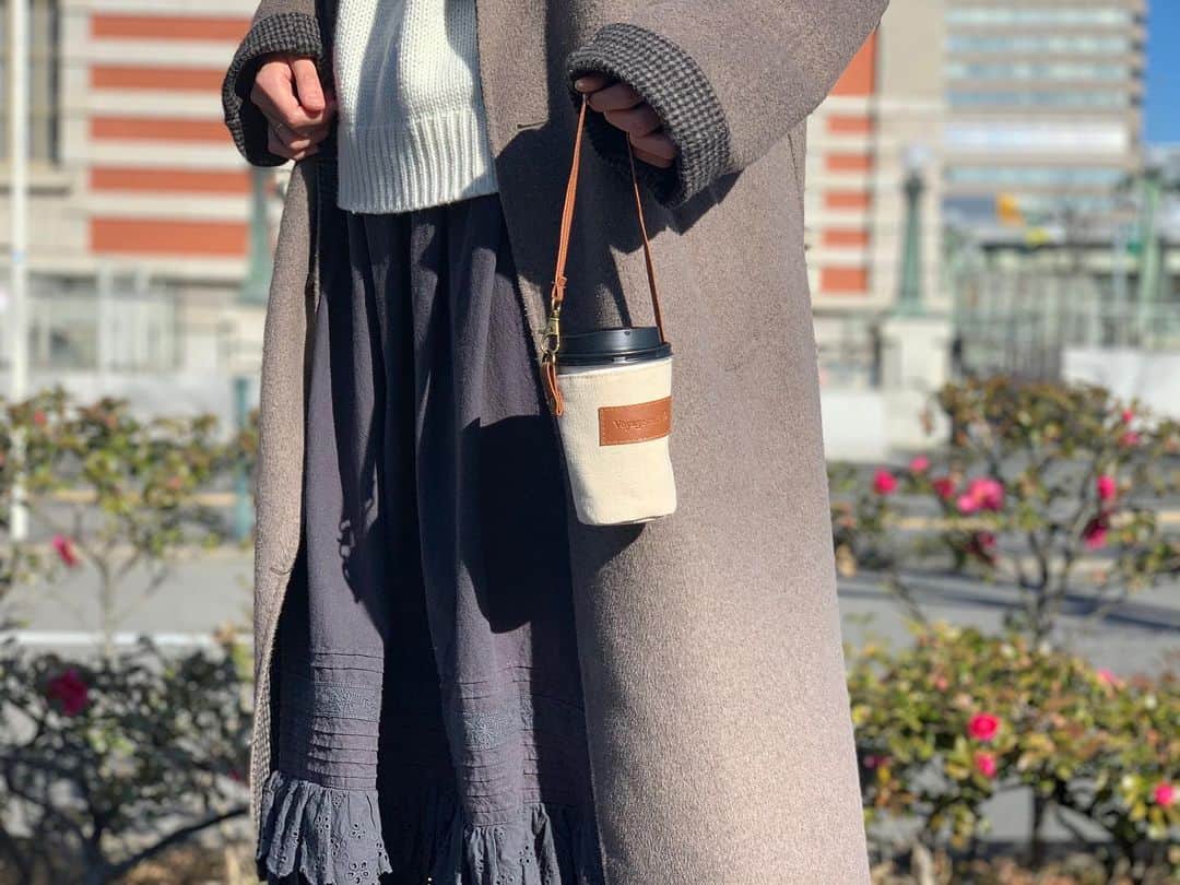 salut!のインスタグラム：「Voyage café  salut!の店内に稼働式キッチンカーのコーヒーショップ『Voyage café』がやってきた！ がコンセプトの限定アイテム達が入荷しました*.+ﾟ  手提げの紐がついたドリンクホルダーや、ランチバッグなどついつい集めたくなってしまうようアイテムばかり！  是非公式通販サイトからご覧くださいませ𓂃⚑  公式通販サイトは @salut_shop  トップページURLよりご確認くださいませ⋆*  ※店舗により在庫数が異なります。 ご来店の前にお近くの店舗までご確認くださいますようお願い致します。  #サリュ #salut #まいにちインテリア  #カフェ #カフェスタイル #カフェ女子 #カフェ散歩 #カフェ風インテリア #カフェ風  #プチプラ #プチプラ雑貨 #プチプラインテリア #プチプラ小物 #プチプラ通販  #インテリア雑貨 #インテリア小物 #インテリア  #ナチュラルな暮らし #ナチュラルインテリア #ナチュラルコーデ #ナチュラル　#smileispower_pal」