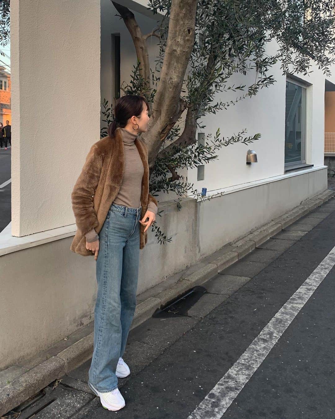 のインスタグラム：「#codinate   ボリュームのあるスニーカーだと長めのデニムも擦らずに履けて快適👟✨  outer @beigecomma  Knit @uniqlo_jp  pants @jbrandjeans  shoes @niketokyo   #スニーカーコーデ #デニム好き #フェイクファーコート #ナイキスニーカー  #散歩好き #手ぶら #デニムパンツ #メリノウール #ユニクロきれいめ部 #converseshoes #jbrandjeans #jeansfashion #나이키에어맥스」