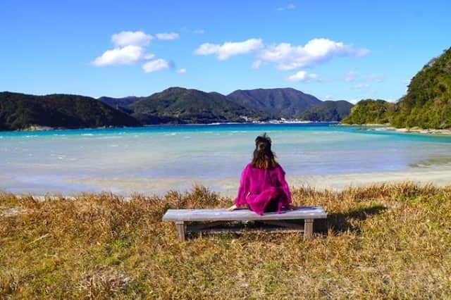 Travel.jp / トラベルjpのインスタグラム：「✈【長崎へ妄想旅行✨】上五島で訪れたい！教会を含む世界遺産や絶景スポット5つ⁠ .⁠ 信仰を守り続けた信者たちが建てた教会群がある上五島は、世界遺産にもなり国内だけでなく世界に誇る場所となっています。⁠ 思わず写真に収めたくなるフォトジェニックな景色、スポット、美しい教会など、見どころを5つご紹介✨⁠ ⁠ #行きたいところリスト⁠ 次の旅行で行きたくなる場所をピックアップ☺⁠ 安心して旅行に行ける日常に早く戻りますように。⁠ .⁠ 【写真/雨宮 あゆ実】⁠ .⁠ 詳しい情報は【LINEトラベルjp 上五島 絶景スポット】で検索❤️⁠ .⁠ #旅行 #旅行好き #旅行好きな人と繋がりたい #トラベラー #女子旅 #女子旅行 #国内旅行 #海外旅行 #インスタ映え #トラベル #トリップ #絶景 #カメラ女子 #カメラ男子 #ダレカニミセタイケシキ #LINEトラベルjp #妄想旅行 #長崎旅行 #長崎観光 #世界遺産」