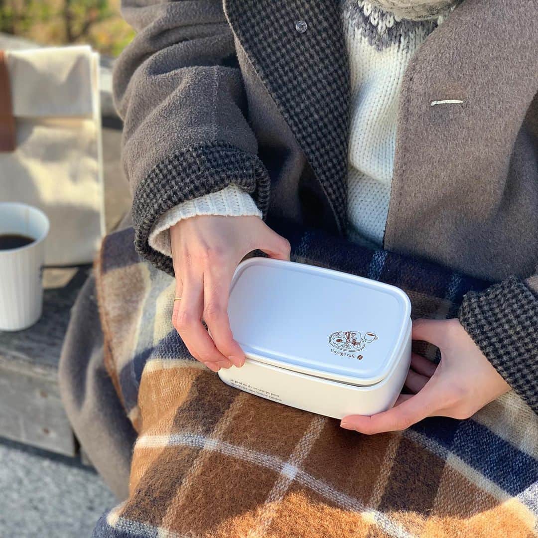 salut!のインスタグラム：「Voyage café  salut!の店内に稼働式キッチンカーのコーヒーショップ『Voyage café』がやってきた！ がコンセプトの限定アイテム達が入荷しました*.+ﾟ  手提げの紐がついたドリンクホルダーや、ランチバッグなどついつい集めたくなってしまうようアイテムばかり！  ランチボックスは電子レンジもOK！  是非公式通販サイトからご覧くださいませ𓂃⚑  公式通販サイトは @salut_shop  トップページURLよりご確認くださいませ⋆*  ※店舗により在庫数が異なります。 ご来店の前にお近くの店舗までご確認くださいますようお願い致します。  #サリュ #salut #まいにちインテリア  #カフェ #カフェスタイル #カフェ女子 #カフェ散歩 #カフェ風インテリア #カフェ風  #プチプラ #プチプラ雑貨 #プチプラインテリア #プチプラ小物 #プチプラ通販  #インテリア雑貨 #インテリア小物 #インテリア  #ナチュラルな暮らし #ナチュラルインテリア #ナチュラルコーデ #ナチュラル　#smileispower_pal」