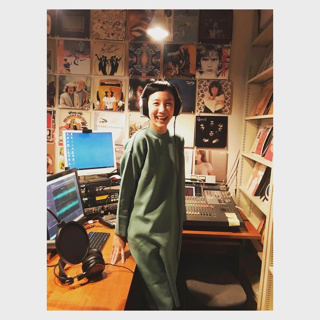 はなさんのインスタグラム写真 - (はなInstagram)「今日はhana金「喫茶去」の収録！毎回、素晴らしいゲストの方々にご登場いただいていますが、今月はずぅとお会いしたかったあの方と画面越しでお話しさせていただきました(๑˃̵ᴗ˂̵)スクリーンに映る彼女のキラキラ・オーラがスタジオを照らし続けていたんだなっ(⁎⁍̴̆Ɛ⁍̴̆⁎)と、ライト薄めのスタジオで撮ってもらった写真を眺めながら、シミジミ思う、帰り道。 #lovelyday847 #fmyokohama #hana金」2月10日 15時05分 - hanalovestaco