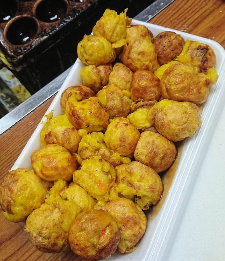 武蔵のインスタグラム：「2人前頼んだら「おまけや」といって5人前ぐらいになるたこ焼き屋さんが、大阪にある。  大阪のおばちゃんの心意気。  #武蔵 #たこ焼き #大阪」