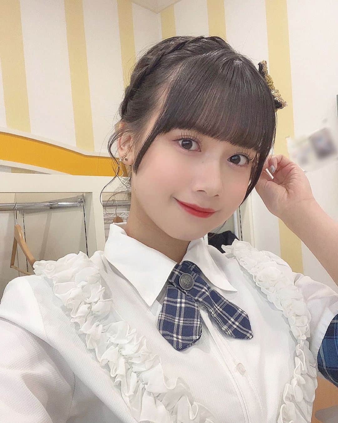 のインスタグラム：「・ ・ 🦢🤍 ・ ・ #ヘアアレンジ #編み込み #編み込みアレンジ #アイドル #アイドル衣装」