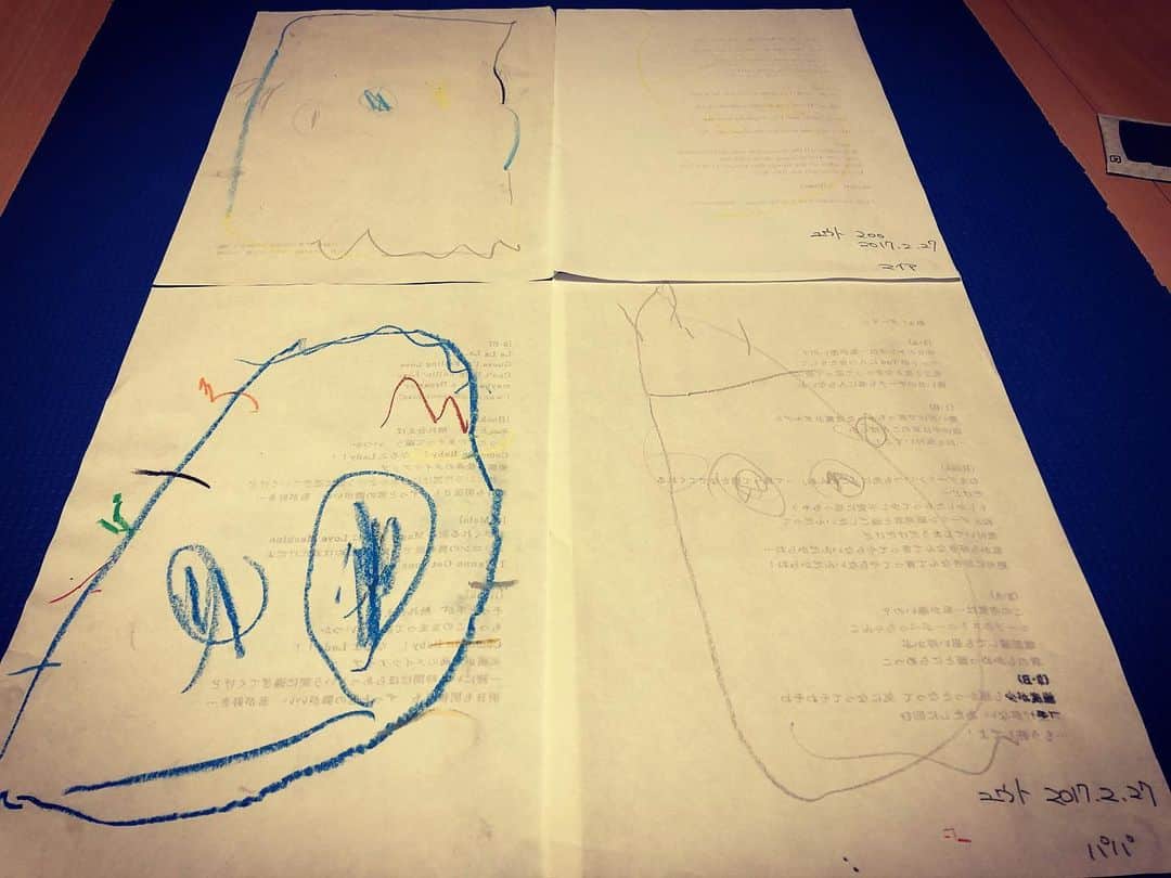 HI-Dのインスタグラム：「しまい込んでた大量の紙や資料。 整理してたらユウトが4歳の時にいらなくなったライブのセットリストの裏側に描いてくれた落書きみつけた。 そのうち１枚はオレの似顔絵。 こんなの....捨てられないよな。 他の作品と一緒に永久保存ファイル入りだな。」