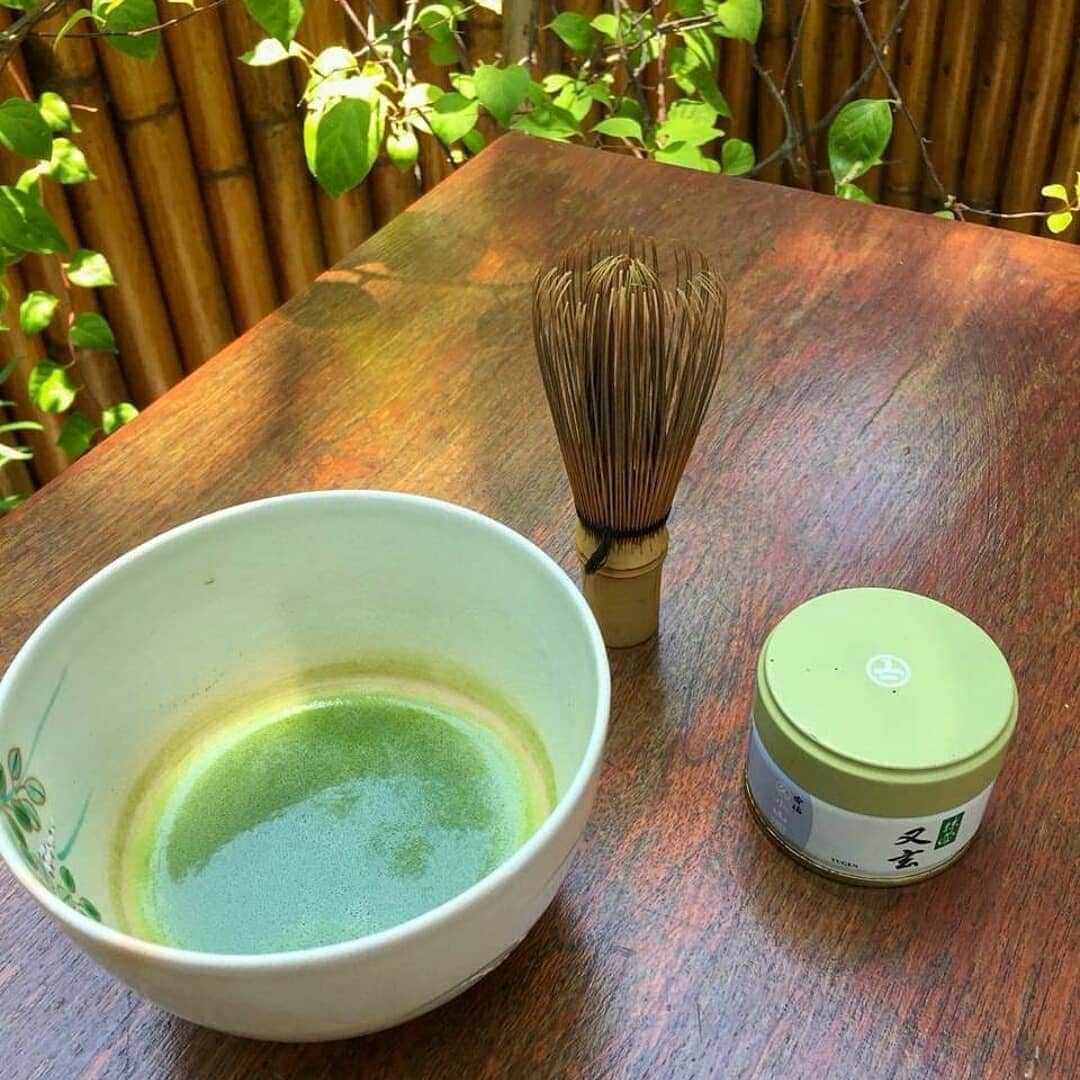 toiro_wagashiのインスタグラム：「When you hold your cup🍵 you may like to breathe in to bring your mind back to your body and become fully present. Finding comfort and joy our daily tea routine 🌈  We are open Monday-Saturday 9am-5pm✨ #toirowagashi」
