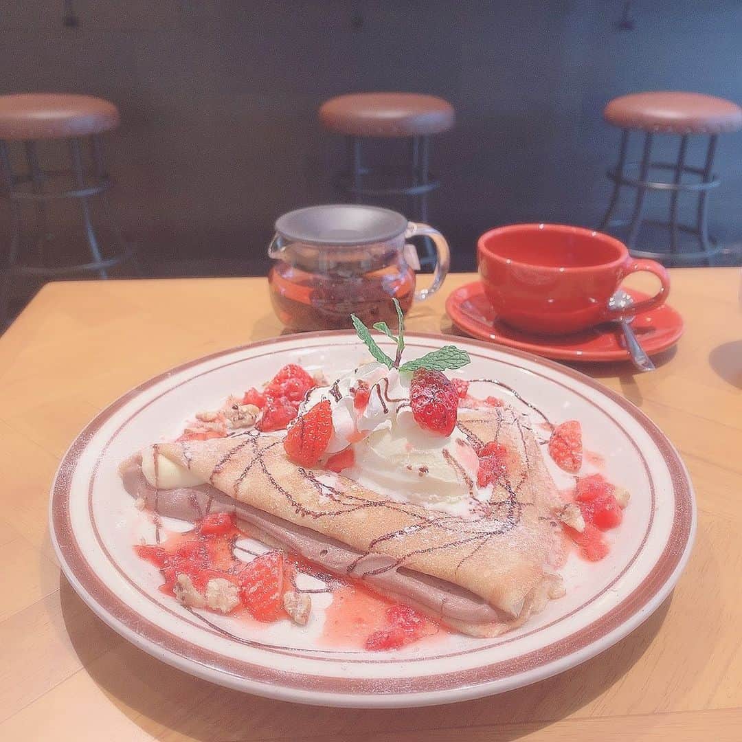 板野優花のインスタグラム：「☕️ 大阪・茶屋町 PALM Cafe＆Creperie さん 📍大阪市北区茶屋町６−２ ・ 2/6にオープンしたばかりのお店☺️💓 阪急梅田駅から中崎町方面へ徒歩5分くらい✨ 茶屋町のジャンカラのそばにあったよー！ ・ 提供の際に｢美味しそー！✨｣って思わず口にしたら オーナーさん？が｢美味しそうでしょ☺️💕｣って 返してくださったのが何だか嬉しかったです✨ ・ 今回頼んだのはクレープセット クレープとドリンクがそれぞれ選べて 今回は苺チョコクレープと紅茶にしました✨ ・ 見た目もめっちゃかわいいし クレープはモチモチでアイスとクリームも程よいバランス✨ 甘すぎることもなくペロッと食べられちゃう美味しさでした🤤💕 ・ テイクアウトもできるみたいだったよー✨ ・ #palmcafeandcreperie #大阪カフェ #大阪グルメ #中崎町カフェ #中崎町グルメ #茶屋町カフェ #茶屋町グルメ  #梅田カフェ #梅田グルメ #関西カフェ巡り #北区カフェ #カフェ巡り好きな人と繋がりたい  #関西グルメ #おいしいもの好きな人と繋がりたい #カフェ活 #おすすめカフェ #紅茶のある暮らし #カフェ女子 #クレープ #いちごクレープ #ゆーろの美味しいメモ」