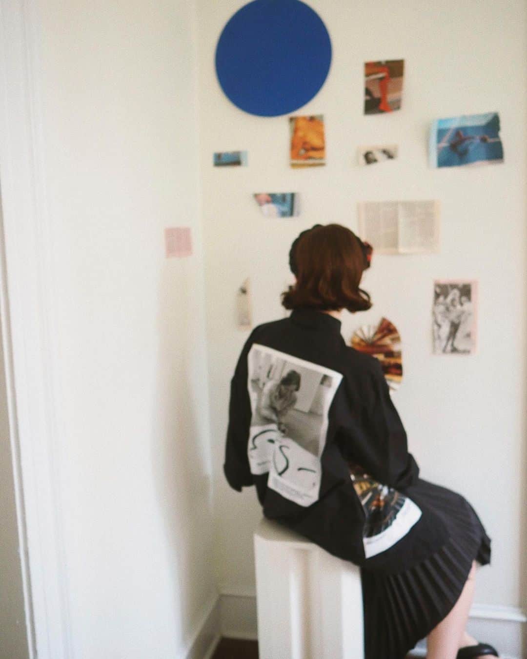Marimekko Japanさんのインスタグラム写真 - (Marimekko JapanInstagram)「Coming soon: Marimekko Co-created. アイコニックなデザインをクリエイティブに。  スタイリング力に世界が注目するリース・ブルスタイン(@double3xposure)が着ているのは、Co-createdカプセルコレクションのPikkuakseliシャツ。  #marimekko #マリメッコ #マリメッコ70周年 #marimekkoss21 #限定コレクション」2月10日 15時20分 - marimekkojapan