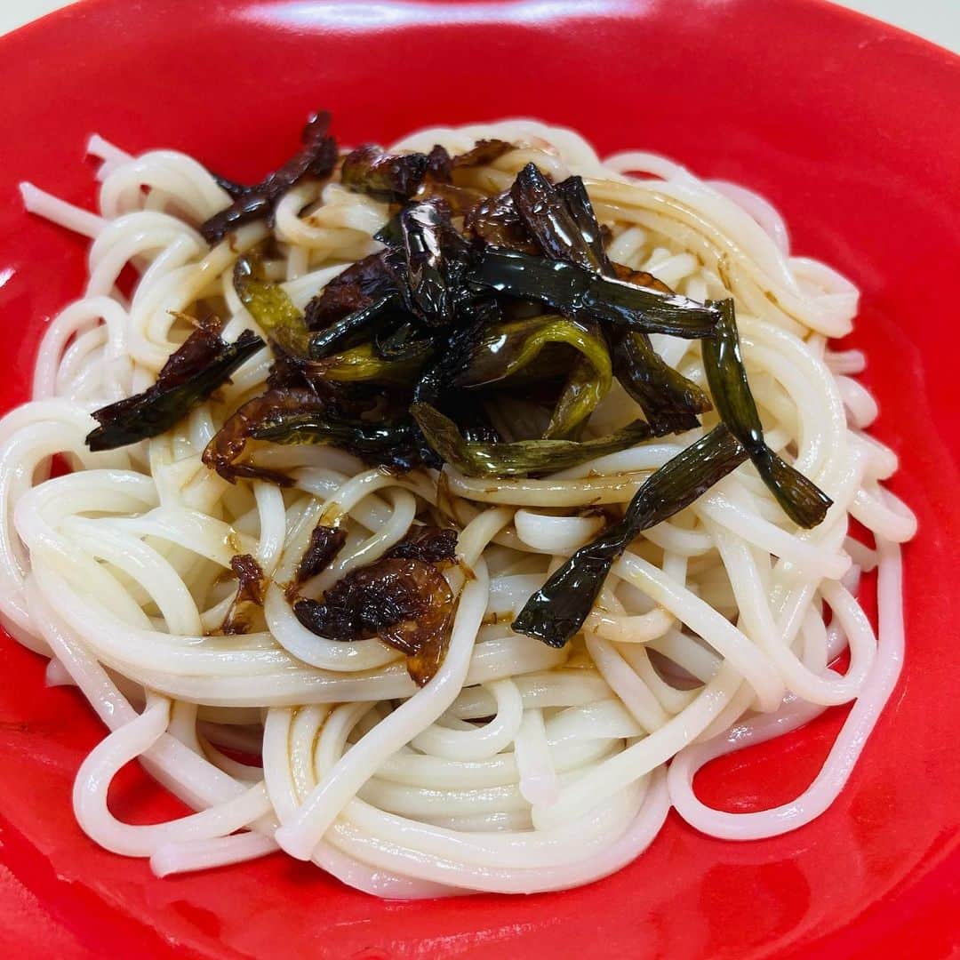 久保ミツロウのインスタグラム：「冷蔵庫に野菜が万能ネギのみ。前から作ってみたかった酒徒さん(@shuto_boozer )のレシピで干し海老と葱油の和え麺を五島うどんで作ってみたらめちゃくちゃ美味しかったです。完全に麻薬。」