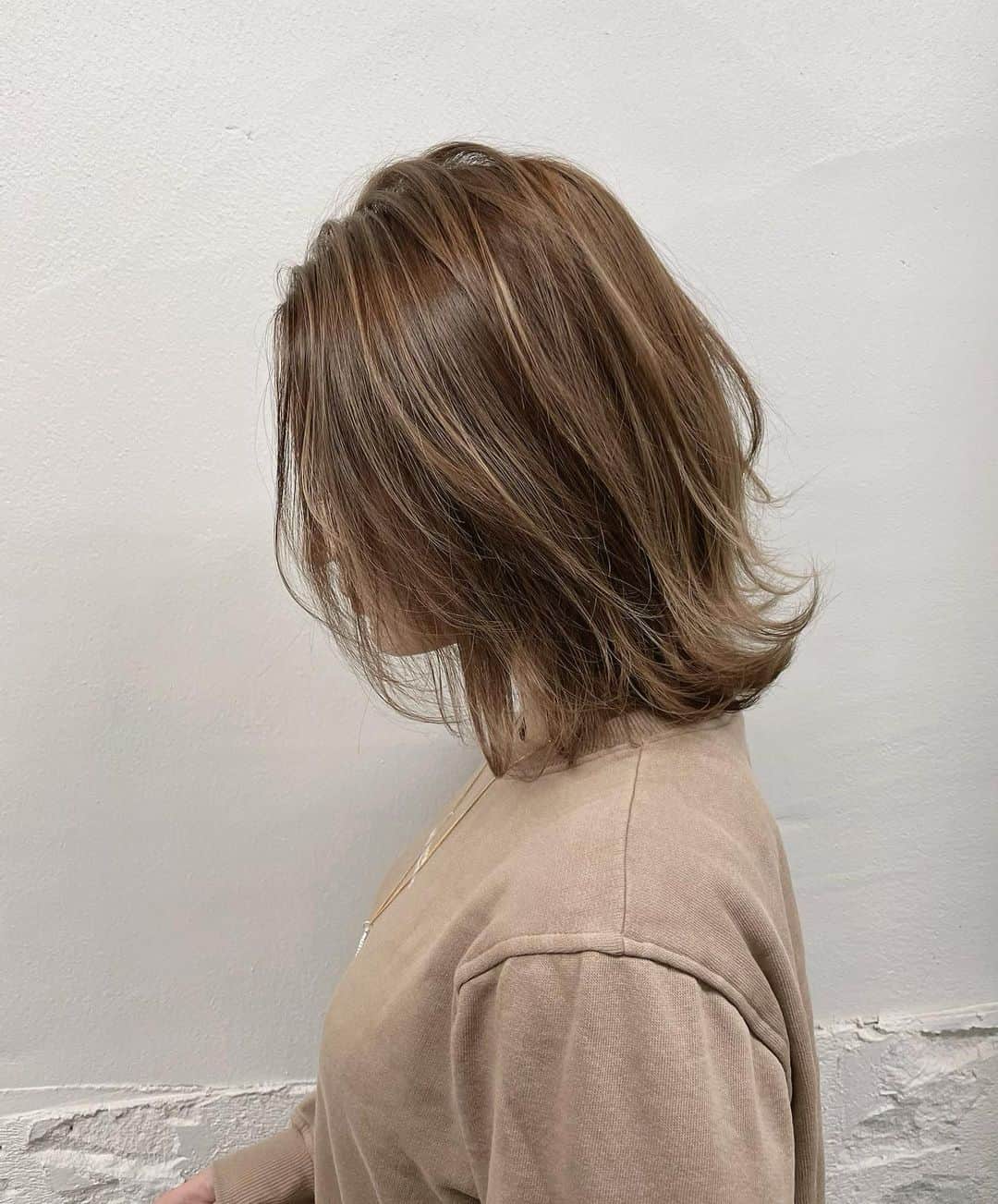 長沼まゆのインスタグラム：「New hair✂️ hair+color SKY PIA  @komei1202 さんありがと！！  エクステ取ってハイライト入れたよん 素敵カラーすぎてお気に入り‪☺︎‬  #外国人風カラー #ハイライトカラー #ボブヘア #外ハネボブ #zara #ミルクティーベージュ」