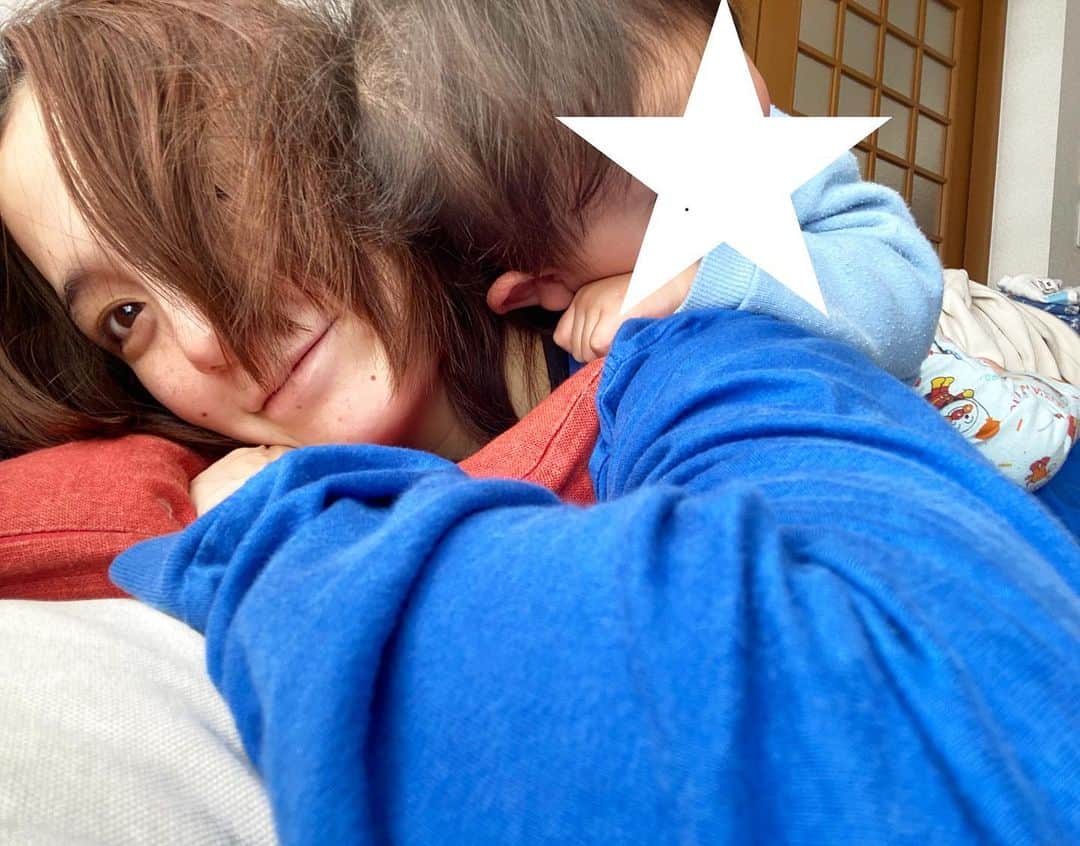 のインスタグラム：「投稿することが減ってますが 健康的な毎日を過ごしてます✨  息子の成長が本当にここ最近著しく "YES" "NO"がハッキリとしてきて 会話ができるようになった気がする♫  好きなものもなんとなくわかって面白いんだ〜❤️  いつかの朝ごはん後のまったりひっつきタイム📷 親子で髪ぐしゃぐしゃ😂  #片桐ゆたか#元気です #yutakakatagiri#happy#everyday」