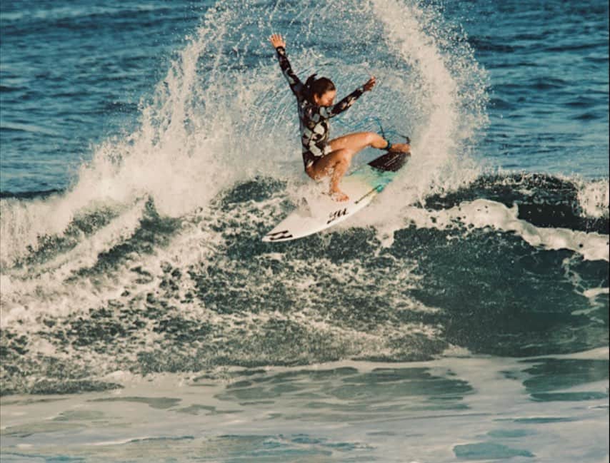松田詩野さんのインスタグラム写真 - (松田詩野Instagram)「Glassy mornig👼🏻🧊  サンセットの時間も好きだけど、朝のサーフィンもすき🌅 最近は風が強め🌬  @billabongwomensjp @hlna.jp @fcs_japan @hlna.jp @whitebuffalo_official #yusurfboards #aerotech #surfing #hawaii #northshore #waves」2月10日 15時28分 - shinomatsuda