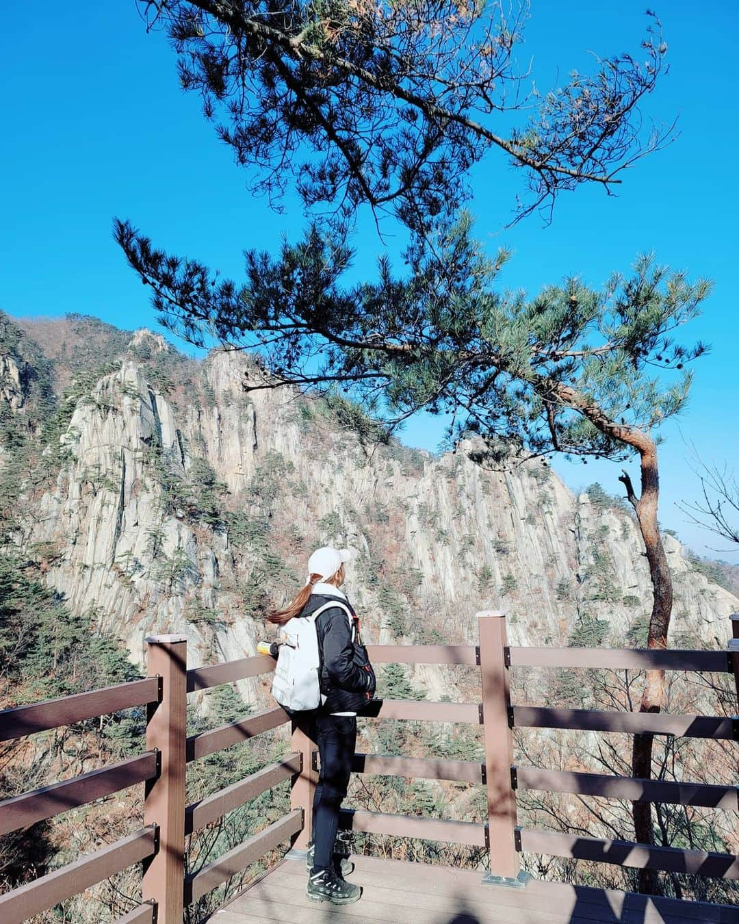 イ・シヨンさんのインスタグラム写真 - (イ・シヨンInstagram)「#운악산 월악산에 다녀와서..다시 악산이라니..ㅎ😍 1년전에 @gominsi 민시랑 다녀왔는데🙈💗ㅋㅋㅋㅋ이제 추억이넼ㅋㅋㅋ 그래도 작년보다는 덜힘들었던🙃 너무 예뿐 운악산☁️」2月10日 15時29分 - leesiyoung38