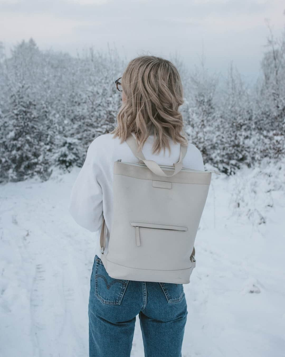 Kapten & Sonさんのインスタグラム写真 - (Kapten & SonInstagram)「'When the days are getting colder, make sure to keep a warm heart.' 🤍 @judyaries out with our backpack Umea "Sandstone". ❄️ #bekapten #kaptenandson⁠ .⁠ .⁠ .⁠ #backpack #snow #snowwhite #winterwonderland #winter #wintertime #wintervibes #winteroutfit #outfit #inspo #ootd」2月10日 15時30分 - kaptenandson