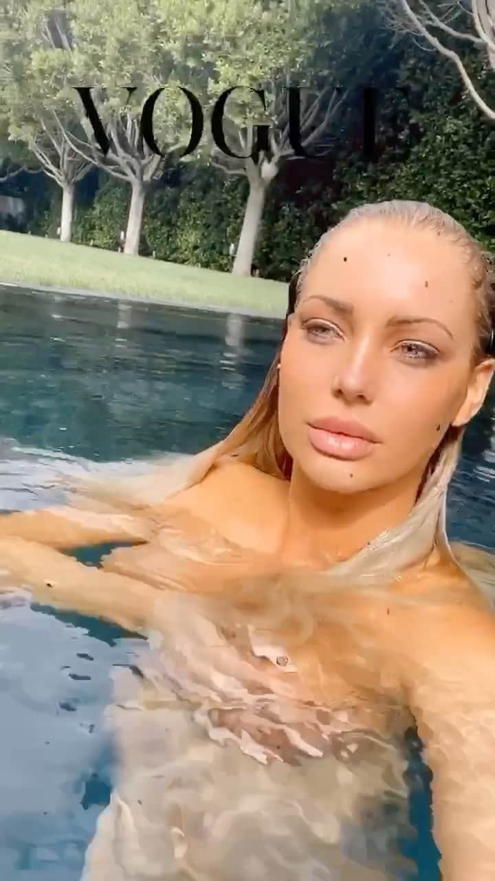 ロリン・ヨークのインスタグラム：「I really should stop wearing so much makeup on the gram damn 🧜‍♀️」