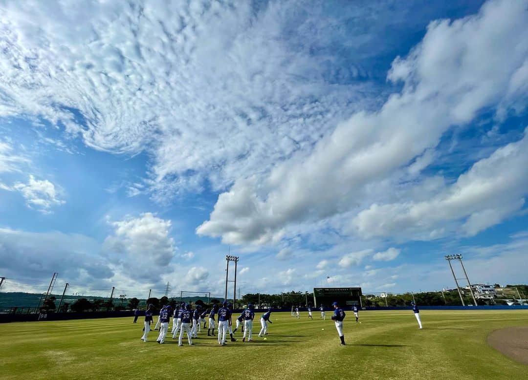 清水直行のインスタグラム：「⚾️今日も元気に練習です♪  #琉球ブルーオーシャンズ  #野球 #沖縄 #沖縄野球  #空 #そら #sky  #雲 #くも #clouds」