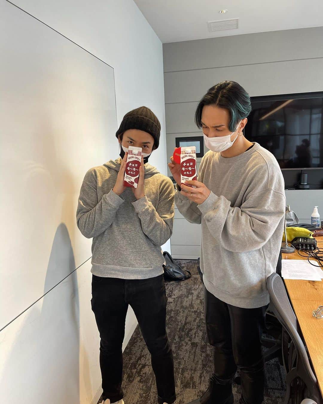 のインスタグラム：「てっちゃんからバレンタインのプレゼントいただきました🎁✨  アメコのチョコと、チョコモ〜モ〜のもと‼️  ついに、もとができた😆⤴️  これからいつでもどこでもチョコモ〜モ〜😍✨  @amazing_coffee_official  #アメコ #amazingcoffee #気づいたら2人とも上グレーに下が黒 #ブラザー感 #ショウタイムできるやつ #横須賀」
