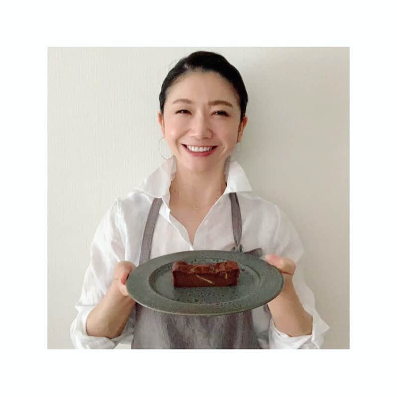 市橋有里さんのインスタグラム写真 - (市橋有里Instagram)「【お豆腐と生姜のブラウニー】  さ、今年もこの季節ですね。 身体を内側から温めて ヘルシーなスイーツで 心あったまりましょ💝  美肌のもとくるみも入って 女性に嬉しいイソフラボンも投入✨ 今年は自分へのチョコはこれで いいかな♪なんて思ってます♪ ・ 詳しいレシピはプロフィールから ご覧くださいね◡̈*❤︎ ・ #小料理屋あり #小学館 #ダイエットポストセブン #ブラウニー #美肌効果 #温活 #更年期障害」2月10日 15時39分 - ariichihashi