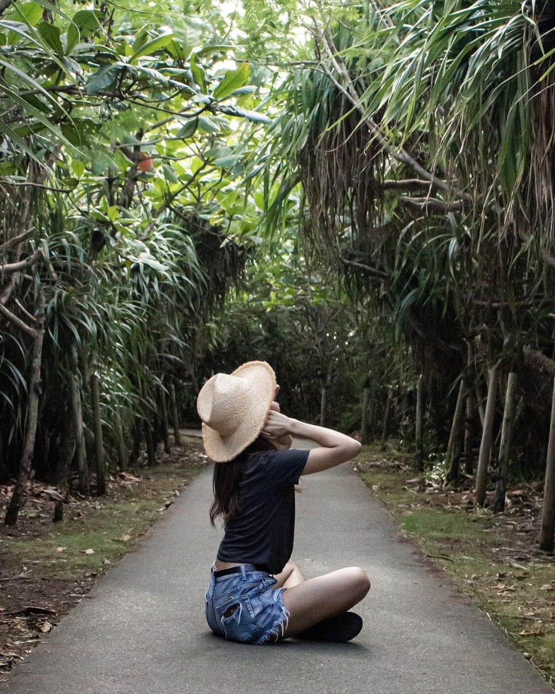 Stayway女子さんのインスタグラム写真 - (Stayway女子Instagram)「【📍 沖縄県・宮古島】  —————————————————— 宮古諸島の下地島で一番有名な観光名所といえば2つの池が並んだ「通り池」。 地上からの眺めを楽しむ景勝地だけでなく、ダイビングスポットとしても人気です🐚 ———————————————— 素敵な女子旅をされている方をご紹介させていただきます！✨ こちらの写真は @hi_marigeni  さんがアプリへ投稿してくださいました😄魅力が伝わってくる素敵な投稿ありがとうございました🎵  #Stayway女子旅 というハッシュタグをつけて是非投稿してください♪ Instagramにてご紹介させていただきます！ ——————————————————— AppStore又はGooglePlayで「stayway」を検索！トラベルクリエイターがリアルな口コミを情報発信！エリアでの絞り込みや位置情報でも投稿を探せます😌ステキなお出かけや旅の思い出を記録していきましょう🎵優先的にインスタでシェアさせていただきます！ ———————————————————  通り池📍 入り口が木のトンネルになってて 今にもトトロが出てきそうか感じがした🍃 . 池は2つあって 天気がいいと神秘的に青く輝いてて とんでもなく綺麗らしい💙✨ 見たかったな〜😂 私が行ったときは めちゃ天気悪くて真っ青には見えなかったけど水が綺麗なのは分かるくらい透き通ってたよ✨☺️ . 入場料とかは特になくて 宮古島観光には外せないスポットだよ😆 ———————————————————  #stayway女子旅 #stayway_okinawa #沖縄県 #沖縄観光 #沖縄旅行 #宮古島 #宮古島市 #宮古島観光 #通り池 #下地島 #宮古島旅行 #女子旅 #自然 #沖縄観光スポット #映え旅 #旅行好き #絶景 #絶景スポット #宮古島ダイビング #沖縄女子旅」2月10日 15時51分 - stayway_girls