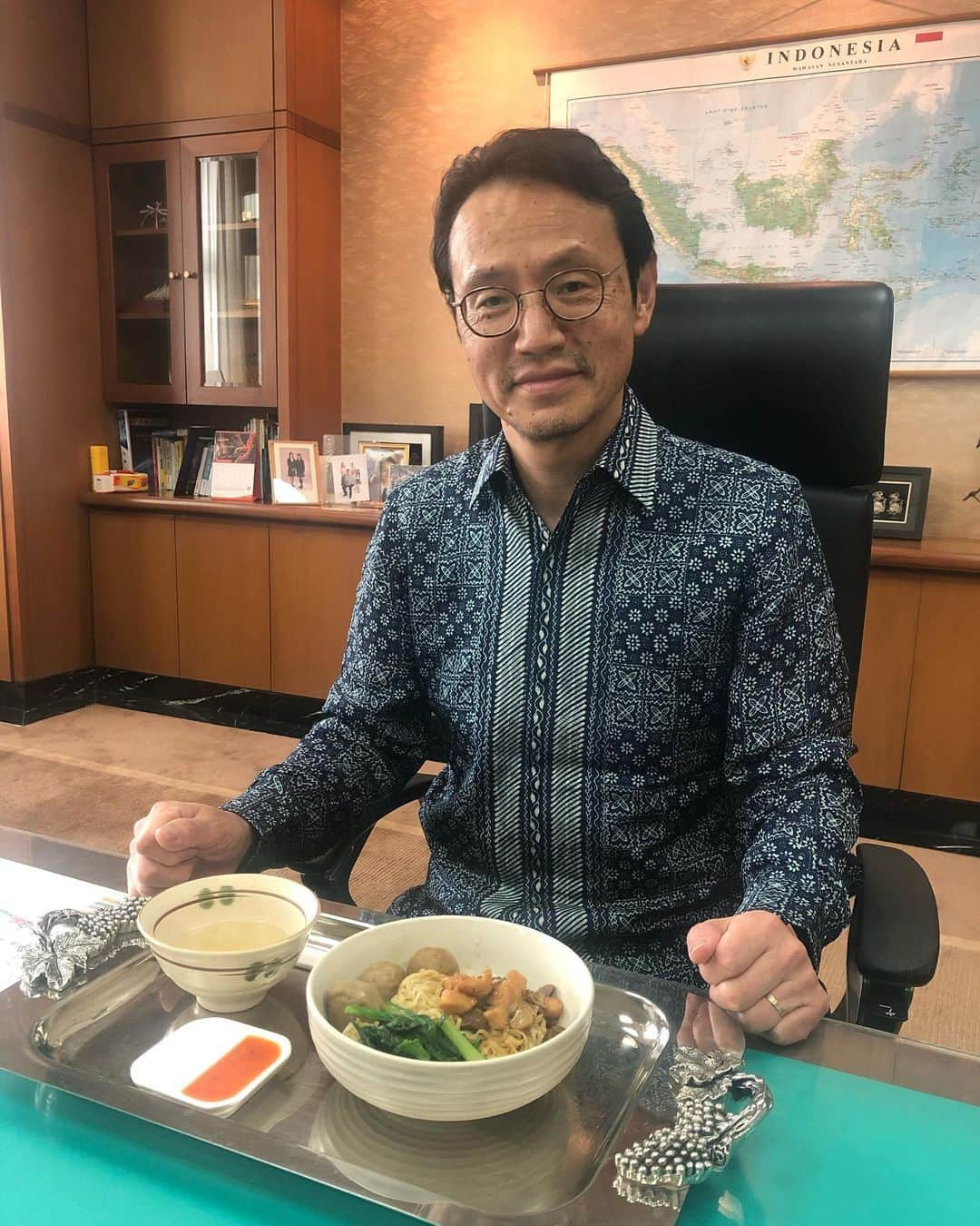 石井正文さんのインスタグラム写真 - (石井正文Instagram)「Akhir-akhir ini, di hari saya bekerja di  kantor, saya memesan makanan Indonesia. Hari ini saya mencoba Mie Ayam!🍜 Ada baksonya juga. Enak sekali☺️ Selanjutnya saya makan apa ya...🤔🌀  最近、出勤日はインドネシア料理を注文して食べています。今日はミー・アヤムをトライしました！🍜バッソ（肉団子）もついていました。美味しかったです☺️ 次は何にしましょうか…🤔🌀  #dutabesarjepang#dubeskanasugi #makansiang#mieayam#bakso #ジャカルタ#インドネシア」2月10日 15時51分 - jpnambsindonesia