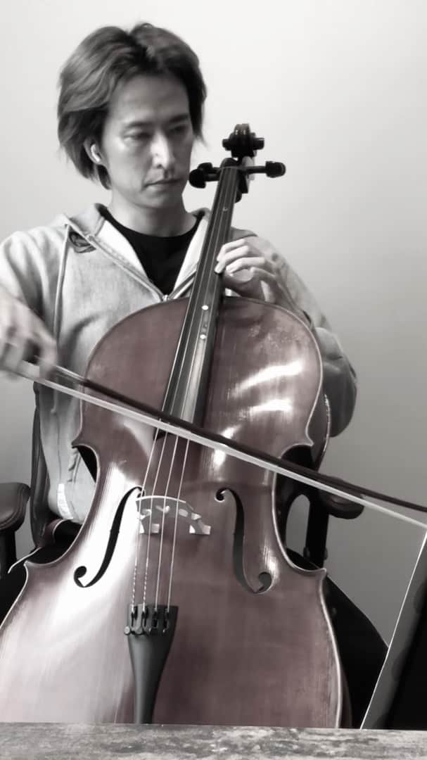 秋山真太郎のインスタグラム：「184日目✨Day184✨ If a 38-year-old man who can't read musical score suddenly starts playing the cello🎻  It's too difficult and halfway😭  #チェロ#cello#첼로#클래식#lacinquantaine#marie#金婚式#マリー」