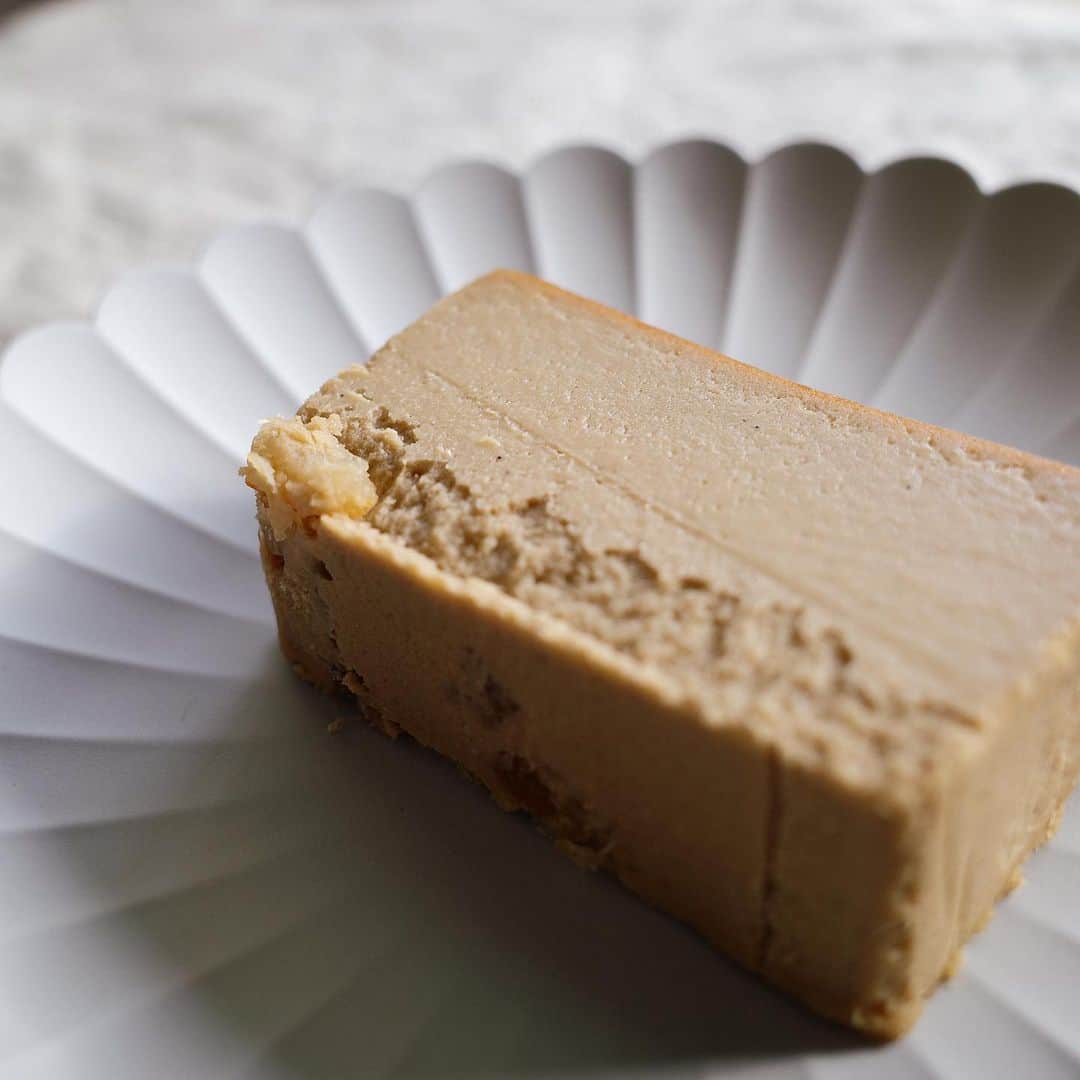 佐藤優里亜さんのインスタグラム写真 - (佐藤優里亜Instagram)「香ばしく甘いチーズケーキ。 @mr.cheesecake.tokyo  ・ ひとくち、ふたくち、口に運ぶたびにちがう味🍋 溶けていく、クセになる。 ・ #mrcheesecake」2月10日 15時49分 - yuriang_