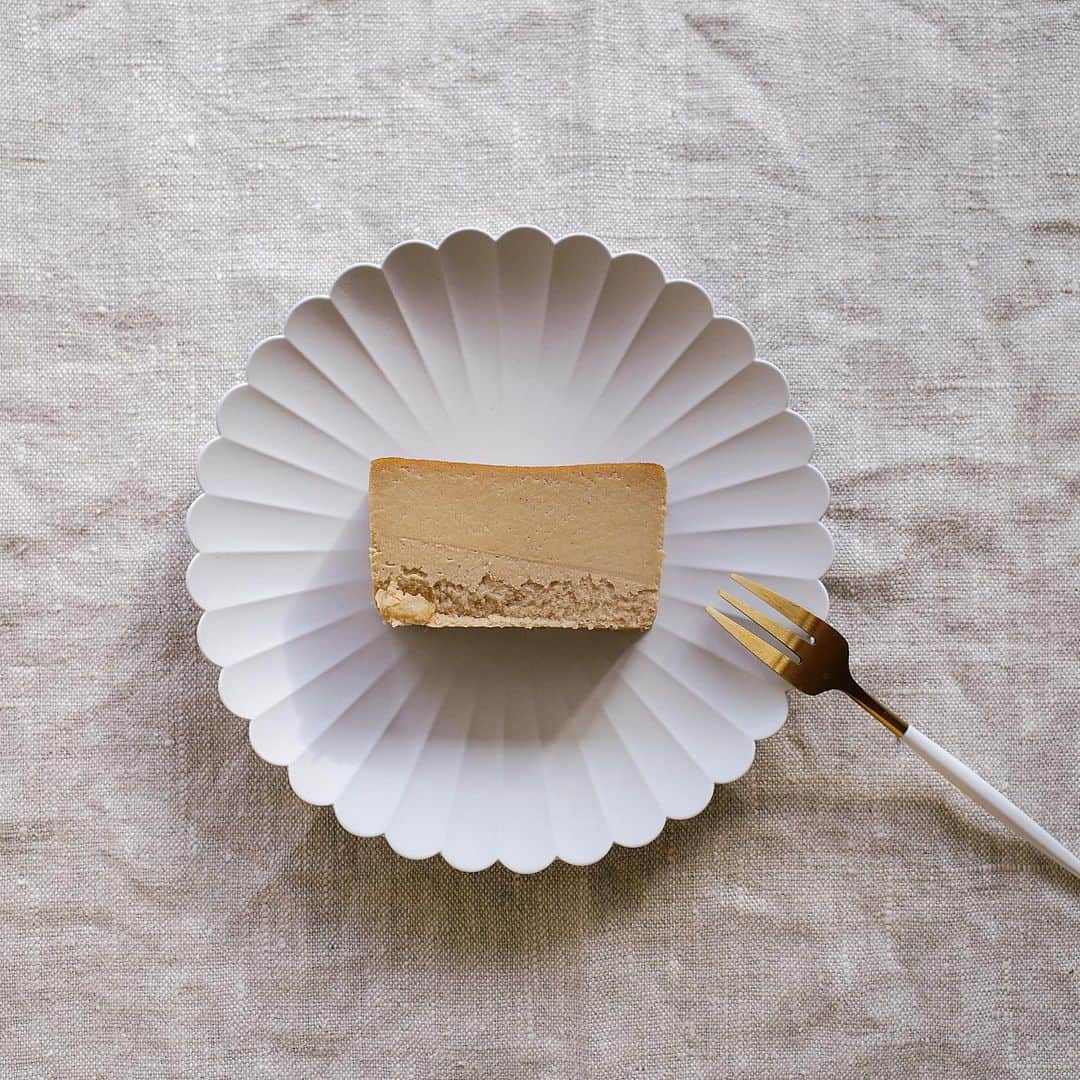 佐藤優里亜さんのインスタグラム写真 - (佐藤優里亜Instagram)「香ばしく甘いチーズケーキ。 @mr.cheesecake.tokyo  ・ ひとくち、ふたくち、口に運ぶたびにちがう味🍋 溶けていく、クセになる。 ・ #mrcheesecake」2月10日 15時49分 - yuriang_