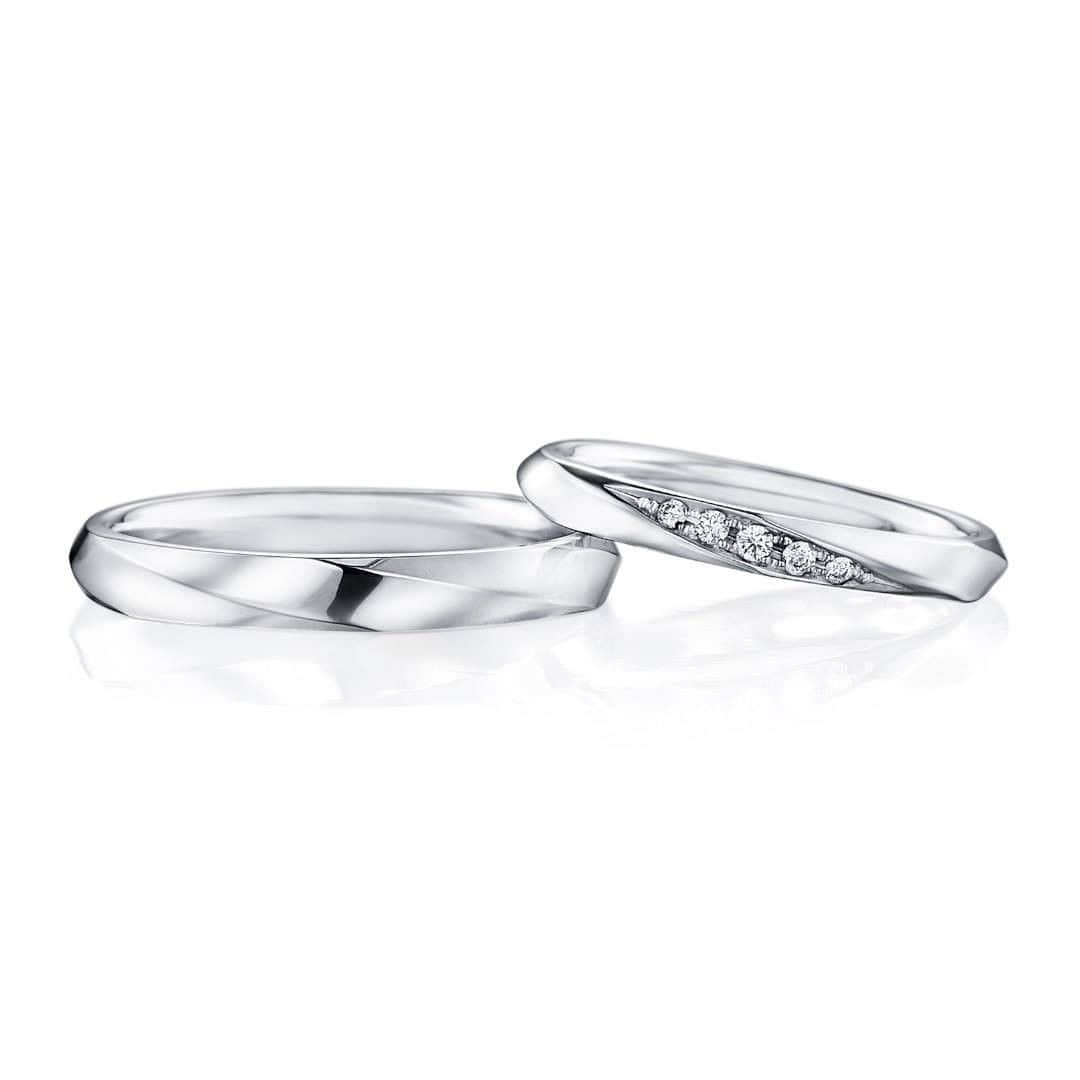 婚約・結婚指輪のI-PRIMO（アイプリモ）公式アカウントさんのインスタグラム写真 - (婚約・結婚指輪のI-PRIMO（アイプリモ）公式アカウントInstagram)「斜めのカッティング・エッジをぐるりと全周に施した、美しくも大胆なマリッジリング「フォルトゥーナ」。  その名の由来は、FORTUNE（幸運）の語源でもあり、運命の車輪を司る女神の名。運命は移ろいやすく、幸せは永遠に続くとは限らない。だからこそ、大切にしたいし、待つだけではなく、チャンスが来た時にはつかみ取る握力も、鍛えておくべきことを教えてくれます。  ふたりが出会い、惹かれあって、夫婦になることを決意したのも、運命のままに辿り着いたのではなく、お互いに愛を育もうとする強い思いがあったから。左手の薬指に輝くリングは、そんな奇跡と努力、ふたりの歴史と未来を思い出させてくれる象徴です。  結婚指輪：フォルトゥーナ #アイプリモ_フォルトゥーナ  プロフィールのリンクからHPをご覧いただけます。 →@iprimo_official  #結婚指輪 #婚約指輪 #マリッジリング #ブライダルジュエリー #エタニティリング #エンゲージリング #marriagering #bridaljewelry #engagementring #結婚指輪選び #婚約指輪選び #結婚指輪探し #婚約指輪探し #iprimo #アイプリモ #プレ花嫁 #プレ花嫁さんと繋がりたい #結婚式準備 #花嫁 #結婚準備 #プロポーズ #ダイヤモンド #花嫁準備 #2021春婚 #2021夏婚」2月10日 16時00分 - iprimo_official