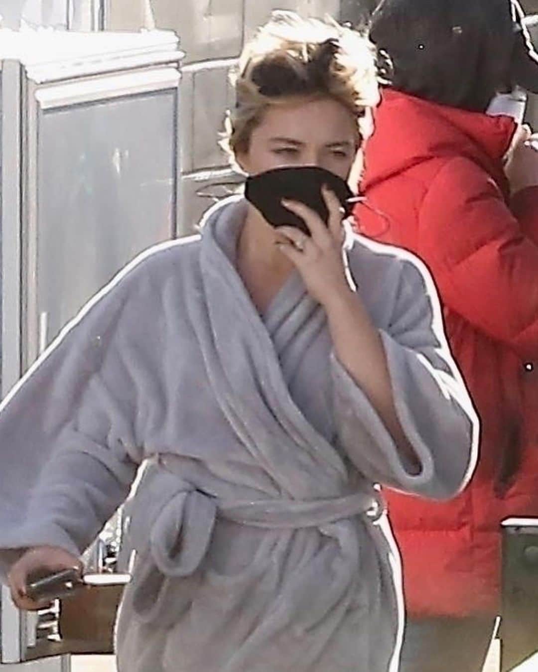 Just Jaredさんのインスタグラム写真 - (Just JaredInstagram)「@florencepugh masks up while on set of her new movie “Don’t Worry Darling.” #FlorencePugh #DontWorryDarling Photos: Backgrid」2月10日 15時52分 - justjared