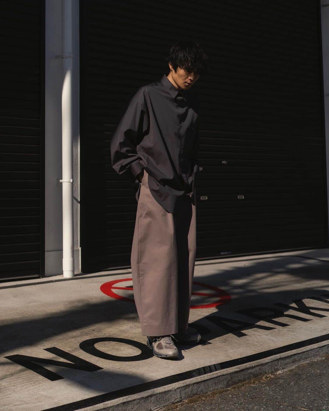 Ryoさんのインスタグラム写真 - (RyoInstagram)「ㅤㅤㅤㅤㅤㅤㅤㅤㅤㅤㅤㅤㅤ 何色？と、なんとも表現しづらい新色のCLAY。グレーに少しパープルが入ったニュアンスカラー。トーナルカラーで合わせてあげると落ち着いた印象でいいかなと。1本持ってる人は、2本目に是非オススメしたい👖 168cmでXS履いてます。 @plus81.official で販売してます！ ㅤㅤㅤㅤㅤㅤㅤㅤㅤㅤㅤㅤㅤ #studionicholson #plus81  ㅤㅤㅤㅤㅤㅤㅤㅤㅤㅤㅤㅤㅤ」2月10日 15時58分 - ryo__takashima