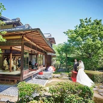 桜鶴苑のインスタグラム：「【日本庭園でドレスで式を✨】 大正時代から続く歴史ある場所で永遠の時を刻む。  桜鶴苑の庭園で行う人前式は和装もオススメですが、 ウェディングドレスもオススメ😊  大切なゲストを承認におふたりならではの オリジナル人前式をご提案いたします。  歴史ある邸宅で、家族との絆が深まる時間をお過ごしください。   #桜鶴苑 なら毎週 #ブライダルフェア 開催中！ HPよりご予約・ご相談くださいませ ◎当日予約可能◎ 京都の観光名所『南禅寺』『平安神宮』の近く！ 地下鉄東西線蹴上駅 徒歩7分 お気軽にお電話くださいませ ☏075-771-4111  #結婚式 #挙式 #披露宴 #神前式 #人前式 #神社式 #和婚 #和装 #京都 #kyoto #京都結婚式」