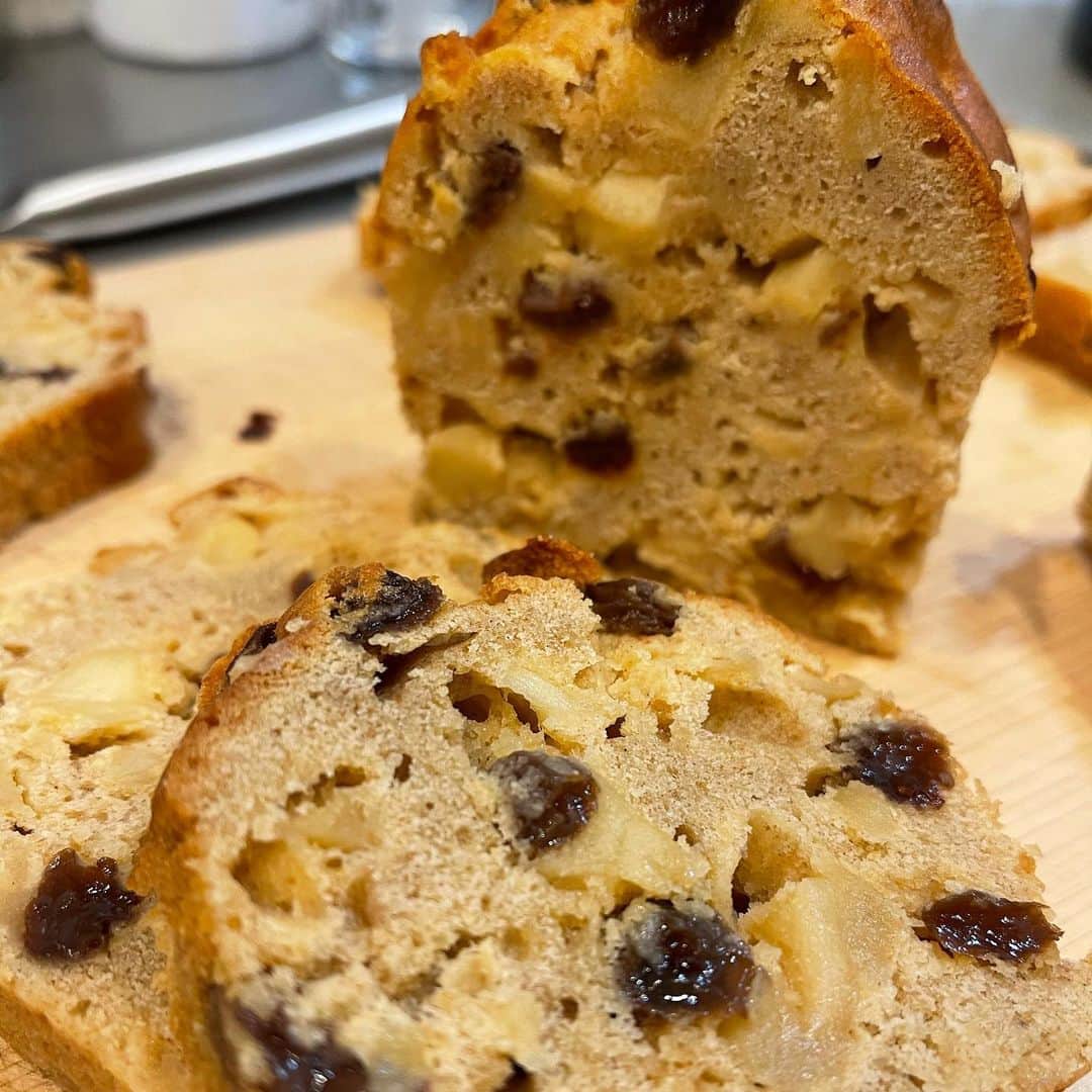彩波けいとのインスタグラム：「・ 最近はまりにはまってる パウンドケーキ作り👩‍🍳💗 仕事終わりでも筋トレと お菓子作りは気分転換で💪🏾笑 ・ 作っても甘い物をそんなに 自分で食べないから味見だけして 人に配りまくってる😂👍 ・ 林檎とレーズンのシナモン くるみとキャラメル ベリーとホワイトチョコ ナッツたっぷりのガトーショコラ ・ 食べてくれる人募集中🙋‍♀️💓笑 ・ #お菓子作り #パウンドケーキ #パウンドケーキ作り #お菓子作り好きな人と繋がりたい #リフレッシュ #refresh #ストレス発散 #筋トレ女子 #家トレ #ダイエット #diet」
