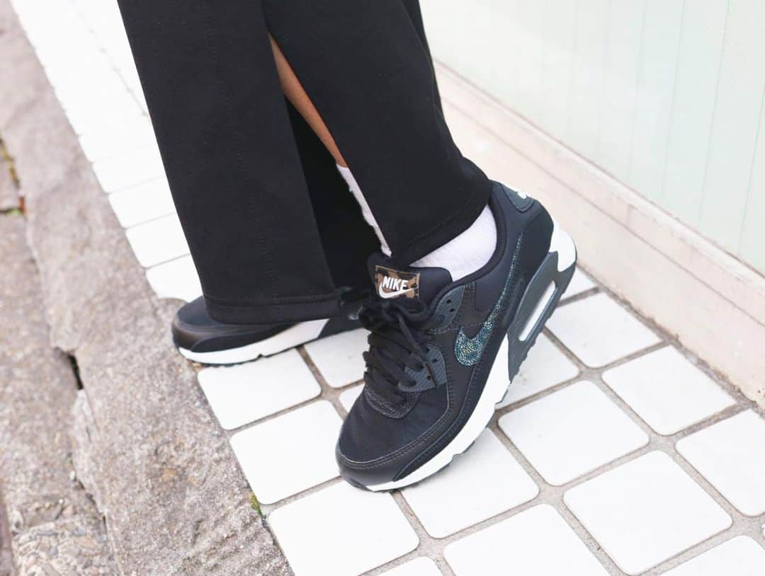 アトモスガールズ/atmos girlsさんのインスタグラム写真 - (アトモスガールズ/atmos girlsInstagram)「. NIKEから NIKE AirMax Verona SE. NIKE WMNS AirMax 90 SE.が登場🐥･:*+.  AirMax Veiona SEは、女性一人ひとりを念頭に置き、複数の素材を組み合わせ、快適な履き口と個性的なステッチパターンを取り入れたデザイン🎨Nike Airクッションと厚みのあるフォームのヒールで現代的なテイストを出し、快適な履き心地とスタイルを追求✍️💓  WMNS AirMax90 SEは、アイコニックシューズ をシックにアップデート🙌🏾 ラメ状のプリントを施したスウッシュ、シュータンにはカモ柄のロゴを☺︎❤️❤️ 一味違うディティールが光るハイセンスなスニーカーとなっています！ 2/17(WED)より発売開始。是非お見逃しなく🙇‍♀️✨  #atmos #atmospink #atmostokyo #nike#nikeairmax #airmax #airmax90 #airmaxverona #max90 #verona #shoes #アトモス#アトモスピンク#アトモストウキョウ #ナイキ#ナイキエアマックス#エアマックス#エアマックス90#エアマックスベローナ #シューズ #シューズ女子#fashion #lady #girl #ファッション#フレアパンツ #カモフラ柄 #jacketstyle #streetfashion #☺︎❤︎」2月10日 16時04分 - atmos_pink_official