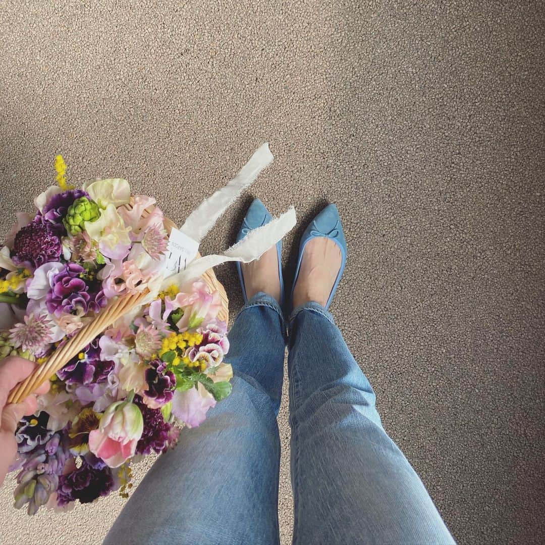 畑野ひろ子のインスタグラム：「本日のオンラインレッスン @willgarden_official   春の花をたっぷり詰め込んだフリルバスケット。 ご参加いただきました皆様、ありがとうございました。  #flowers #lesson #arrangement #spring #willgarden」