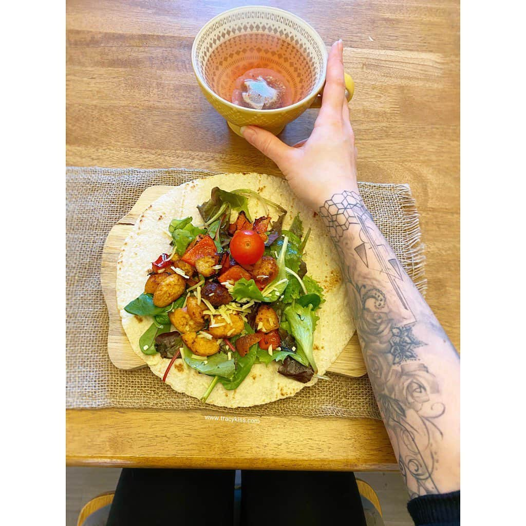 トレーシー・キスさんのインスタグラム写真 - (トレーシー・キスInstagram)「Here I’ve rustled up a gluten-free vegan chopped sausage wrap with salad leaves, roast peppers, cherry tomatoes, dairy-free cheese and a nice hot cup of citrus tea. There are so many meat-free alternatives available now which are low in fat, low in sugar and high in protein - the perfect health-conscious swap to reduce your meat intake whilst slimming down your waistline. So many people see salad as plain and boring which is why I love adding crispy sausage and juicy hot peppers to mix taste, texture, temperature and flavours to tantalise the senses. What do you choose to top your salads? 🥗 #veganwrap #vegansausage #proteinsalad #healthylunch #nutritiontips」2月10日 16時27分 - tracykissdotcom