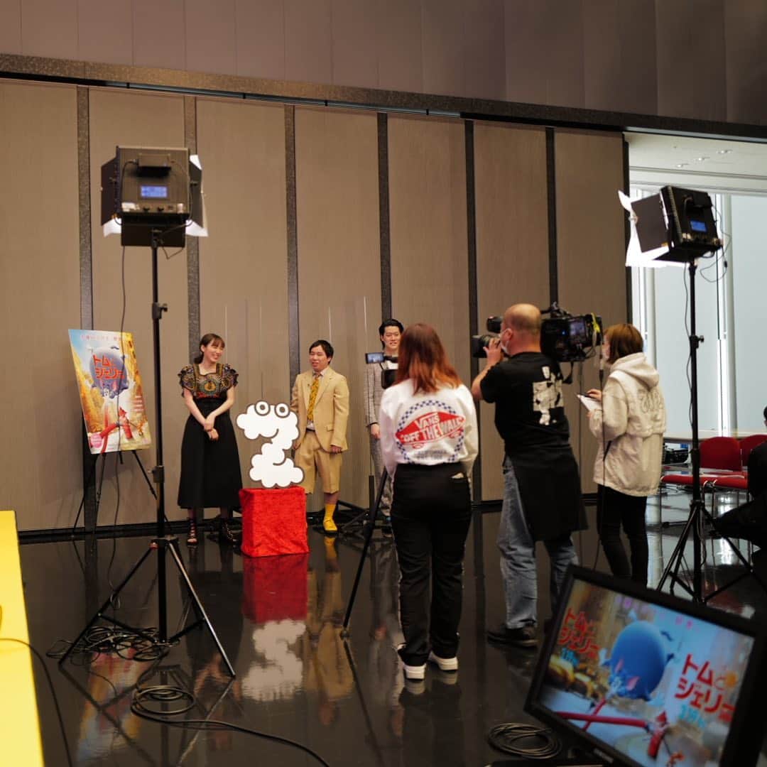 飯豊まりえのインスタグラム：「zipさん 取材にきてくださいました！✨  明日のzipにて トムとジェリーの 映画イベントの様子や 霜降り明星さんとのインタビューが でます〜 ぜひご覧になってください♪」