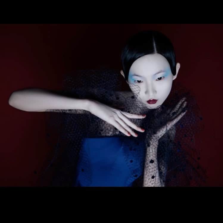 アレクシマビーユのインスタグラム：「Porcelain beauty wearing @alexismabille inspired by @sergelutens shot by @shini.park styling @mariannachmia thanks for the beautiful editorial @cubicle  #cubicle #shinipark  #sergelutens #alexismabille #porcelainface #asianbeauty #porcelaine #voilette #bluedress #available @harrods #harrods」