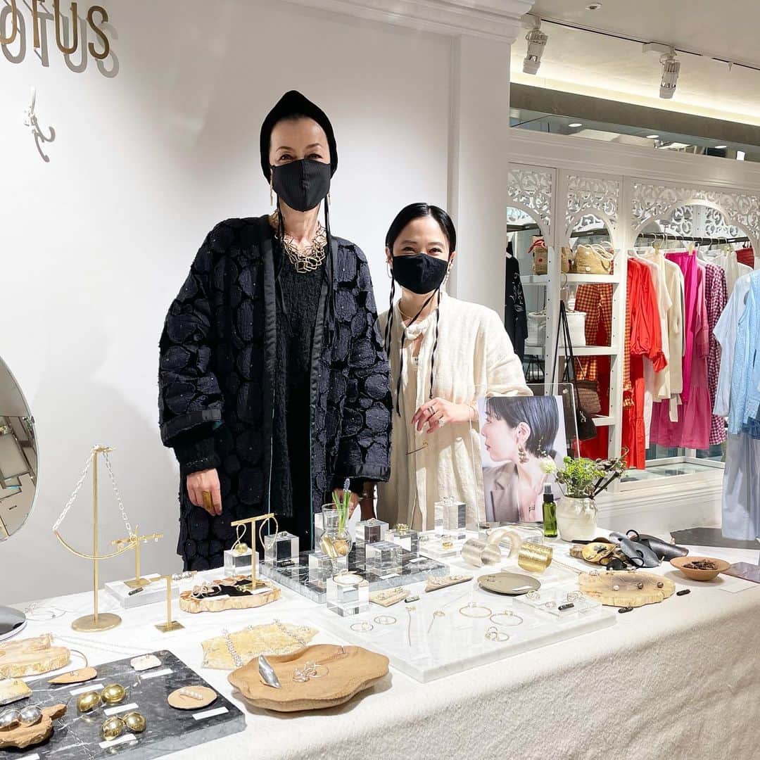 のインスタグラム：「本日よりハウスオブロータス伊勢丹新宿店にて、Mayumi Murasawa展を開催しています。新作のリング他、定番のイヤカフやネックレスなど、素敵な作品が揃っていますので、ぜひ！ デザイナーの村澤麻由美さんと記念撮影。 #mayumimurasawa #mayumimurasawamask #isetanshinjyuku #伊勢丹新宿 #ハウスオブロータス #ハウスオブロータス伊勢丹新宿店」