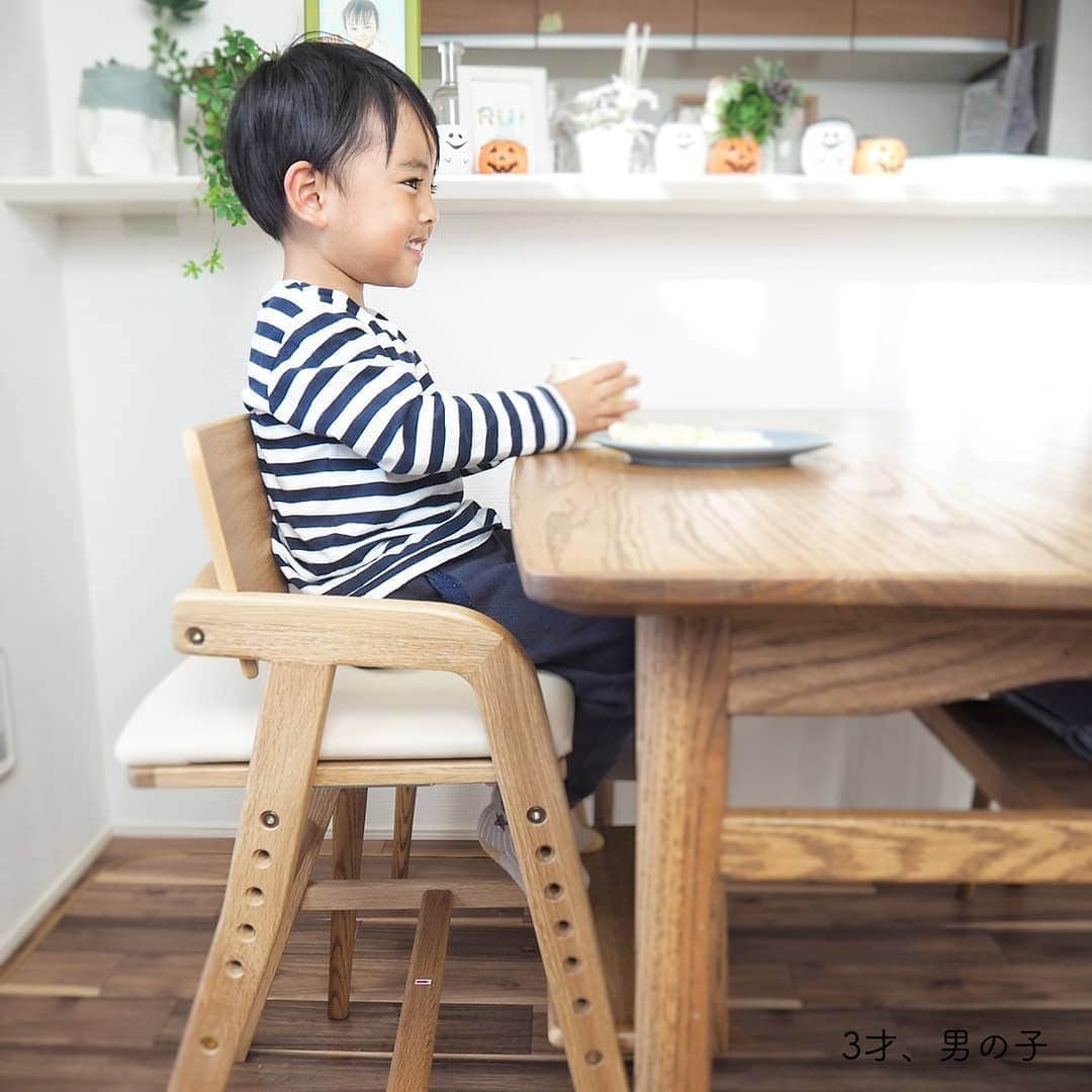 yamatoya(ベビー・キッズ家具の大和屋) さんのインスタグラム写真 - (yamatoya(ベビー・キッズ家具の大和屋) Instagram)「【キトコキッズダイニングチェア】いつ買った？どうして選んだ？ . 3才から使える「キトコ キッズダイニングチェア」。 ベビーチェアではない、3才から使える"キッズチェア"ということで yamatoyaのお食事いすの中でも、特徴的な商品とも言えます。 . 今回は、そんなキトコをどのようなタイミングでご購入されたか どのようにお使いいただいているかをご紹介します♪ . やはり多いのはお子さまが二人いらっしゃる方。 上の子のベビーチェアを下の子に"お下がり"にしたタイミングでご購入していただいています。 3才頃になればガードはなくてもよいけれど 大人の椅子では姿勢が崩れてしまうのが心配。 . そんなとき、キトコなら高さが変えられる足置き板がついているのはもちろん 座板の高さや奥行までも変えられるので、常に良い姿勢で座ることができます。 その方が落ち着いて食事をとってくれそうですね！ . もちろん、一人っ子のお子さま用にご購入されるパターンも。 ベビーチェアは「使用期間が短そう…」ということで買っていなかったり ベビー期だけ使えるものを間に合わせで用意したという方などにもご購入いただいています！ . 中にはリビング学習として兼用されている方も。 学習椅子だと3才ではまだ座面が低すぎてしまうこともありますが キトコならぴったりの高さで座れます。 . 木の質感が感じられるので、インテリアとしてもよいですね . 画像では実際にお使いいただいている方のお写真もご紹介しています♪ そちらもぜひご参考にしてください！ . . #キトコ #kitoco #キッズダイニングチェア #キッズチェア #子ども椅子 #3才 #学習椅子 #学習チェア #子どものご飯 #ベビーチェア #子育て #育児 #保育園 #幼稚園 #子ども #yamatoya #大和屋」2月10日 16時27分 - yamatoya_official