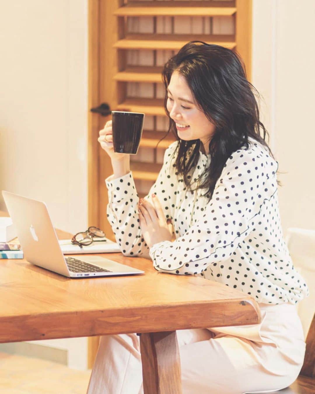 土屋ひかるのインスタグラム：「≪NEW LIFE STYLE≫ -春服から始める新しい生活- リモート会議での映え服や、お散歩スタイル、出勤コーディネートなど色々やらせて頂きました🙏♡ @abahouse_online_ladies  @qualite_official  @rougeviflacle_official  💓」