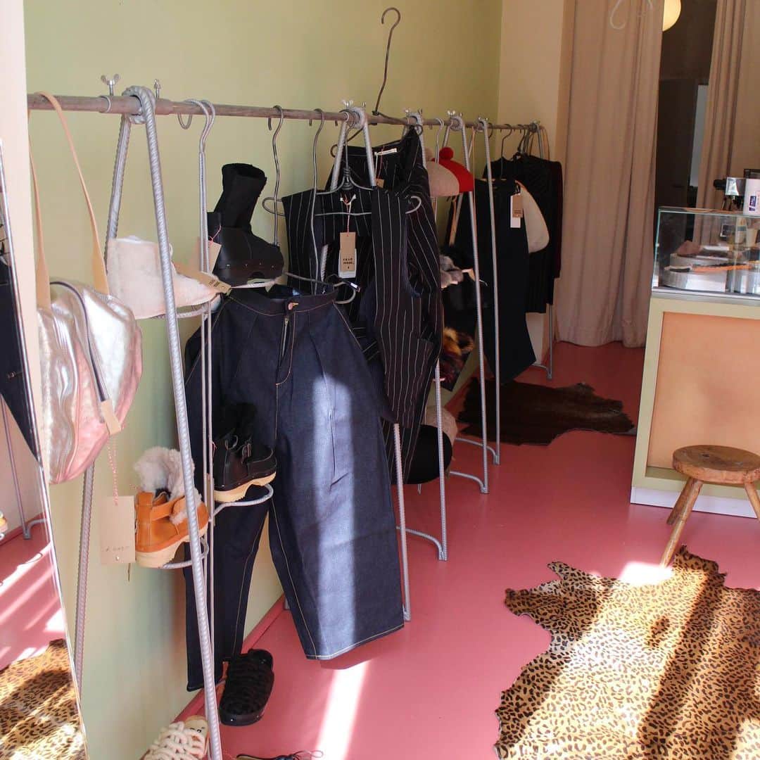 のインスタグラム：「Our Vienna store is open again from today 💫 ! SALE is still on ! + #rosamosa #vienna #store #shop #viennastore #shoplocal #supportyourlocal #supportsmallbusiness #wien #contemporary #lifestyle #products #avantgarde #style #shoes #bags #accessories #boots #fashion +」