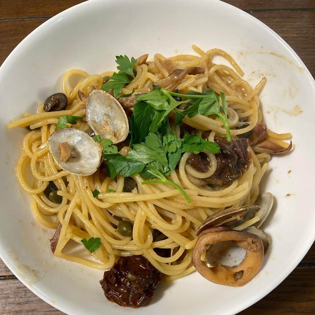 雪見ほのかのインスタグラム：「昨日のアクアパッツァの残り具とスープでパスタを作ったらめちゃくちゃうまいー✨ 魚介の旨味たっぷり💛 これからお稽古はしごからの前乗り振り起こしレッスンなので、スタミナつけて頑張ってきます👍 しかし起きたのが早すぎてすでにくたくただ💦 …… …… #アクアパッツァパスタ #パスタ ＃魚介　#手料理 #おうちごはん #グルテンフリー #glutenfree」