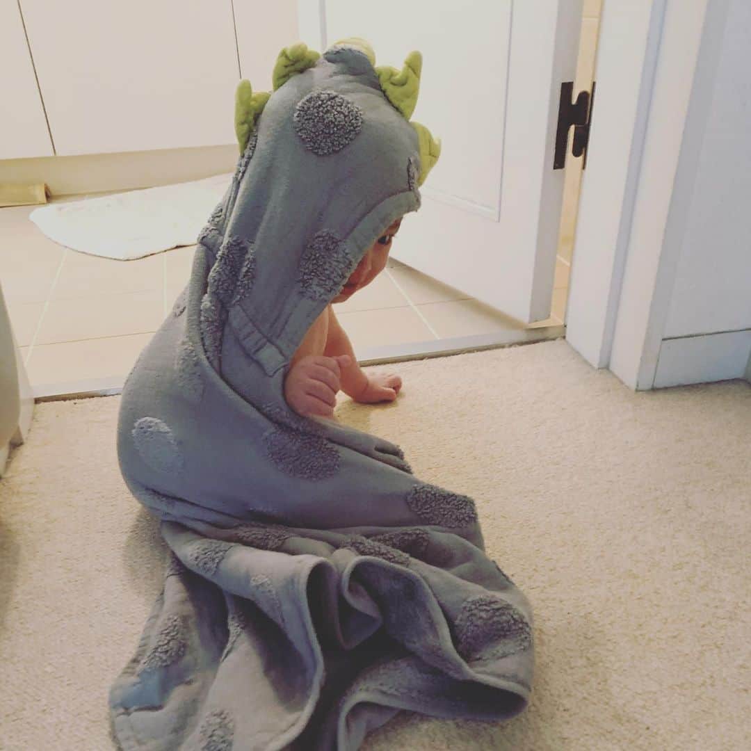 安田美沙子さんのインスタグラム写真 - (安田美沙子Instagram)「怪獣さんタオル🤍拭き拭きして、オムツを準備する間、必ず逃亡する。笑 可愛いなぁ❤️ . . . #boy #baby #11months #11monthsbaby  #ダイナソー」2月10日 16時30分 - yasuda_misako