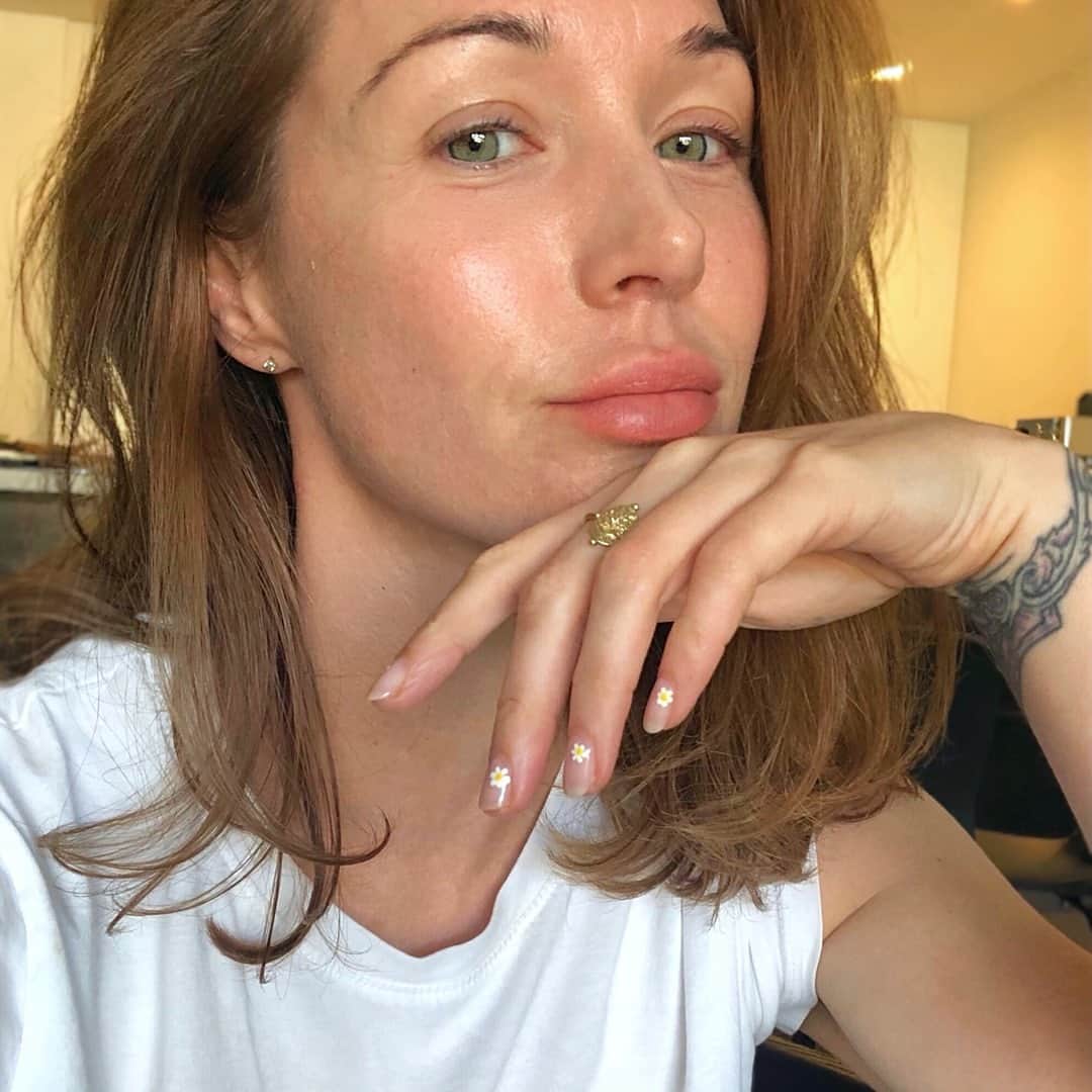 エミリー・スコットのインスタグラム：「🌼🌼🌼」