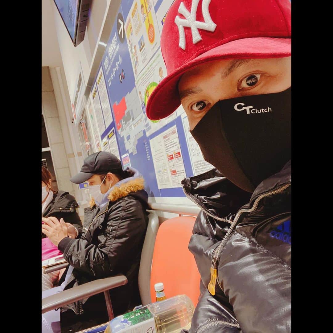 ATSUSHIのインスタグラム：「#atsushizm 昨日の真夜中にキャプテンの奥さまからパニック状態で電話が入り、 "ツッシー、健二さんがアナ、アナ、アナフィラキシーショックみたいになって、大変なことに…" と泣きそうな声で連絡が入った…。  数週間前にアニサキスが胃の中にいて蕁麻疹が出ていたらしく、昨日お寿司を食べた時にアレルギー反応なのか、拒否反応なのか、血圧が上が60台まで下がり、立っていられない状態になり、自分でアナフィラキシー用の注射を自分のモモに刺し、そのまま救急車で緊急搬送…。  寝る準備をしていたボクは急いで着替えてキャプテンの家に向かったけれど、幸運にもMossがすぐに電話に出てくれて、ボクより先に到着してくれた。  そのままMossが救急車にキャプテンと乗り込み、ボクはタクシーで奥さまを拾って病院に向かった。  着くとすぐにモスから血圧は110くらいまで戻ったと。  タクシーの中でも、ここ最近の状況を聞いて、アレルギー反応でのアナフィラキシーだと分かって、症状が落ち着けばとりあえずはなんとか大丈夫かもと、少しだけ肩を撫で下ろした。  病院の緊急搬送の窓口には、夜中にもかかわらず、このコロナ禍でも神妙な面持ちで家族を待っているであろう方が、医師の判断を待っているような光景だった。  本来新型コロナウィルスで会えない可能性がある中、奥さまが "この子たち息子なんです‼︎" と堂々と言われた時は、さすがに本当に息子になった気分だった。  奇跡的に最後中に入ることができて、とりあえずは薬で眠らせてて症状も落ち着いたとのことで、ふっと一安心した。 朝起きたらLINEも返ってきたし、とりあえず検査終わったら退院とのこと。  キャプテンと同じ歳の知り合いの会長さんも癌になったりと、もうボクが出逢ったころのキャプテンとは明らかに違う。ボクも今までのような酒の飲み方に付き合わせるつもりもないし、これを投稿することで、バンドメンバーのみなさんや、お知り合いなど周りのみなさまのご協力を承りますようお願いしたくて、あえて投稿させていただきました。  オヤジ、頼むよ。 まだまだ生きてもらわないと困るからさ…。  I received an SOS call from Captain’s wife last night saying , Kenji is suffering a severe allergic reaction “Anaphylactic shock”  Several weeks ago he had Anisakis infections and last night after eating sushi his upper blood pressure went down to 60, he could barely stand up, so he self-injected an Epipen and after that the ambulance arrived.   I was ready to go to bed but I jumped out and headed to his house. Fortunately, Moss picked up my call right away and arrived there before I did. Moss went on the ambulance with Captain and I headed to the emergency ward with his wife.  When I arrived Moss told me that his upper blood pressure went back to around 110 and I was relieved.  There were other people sitting  patiently in the emergency ward and with the covid-19 situation it’s very difficult to even see the patient but Captain’s wife told the doctor that we were his son’s.At that moment I felt as if I was his real son!  Luckily we were able to go inside the room. By then he was sleeping in bed. He texted me this morning saying he feels better and that he’ll be out anytime soon.   Day by day we age, I’m going to be extra careful when I invite Captain for drinks. To all the band members, and to all the people that know him, please keep an eye on him and watch over him」