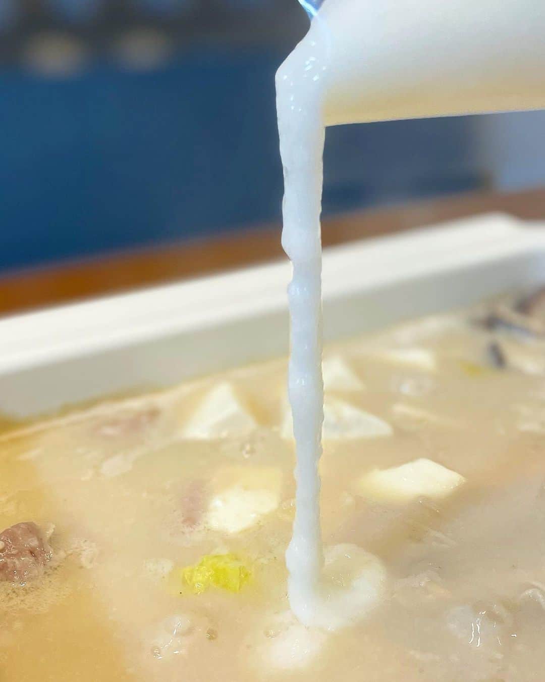 みき みーやんさんのインスタグラム写真 - (みき みーやんInstagram)「とろとろー🤤❤ . 『大切なあの人に健康を贈ってみませんか？❤』 大好きな幸さんのお取り寄せ鍋！ 発酵食品（味噌、塩麹、酒粕）3種使用してる 鶏プル発酵鍋をおうちで食べてみたよー😍❤ @sumiyaki.saiwai  . 酒粕ダシをベースに作られたこだわりのスープに 白菜、にんじん、ネギ、しいたけ、お豆腐。 ブレンドしたお味噌、とろろそして塩麹で漬け込まれたもも肉🐔💕 お鍋に入れるだけでいつもお店で食べているあの味に😍 . とろとろであったまるし 鶏はプルプルだしやっぱうんまーい💕 . 発酵食品は善玉菌が含まれていて 腸から健康にしてくれるから美容と健康に めちゃくちゃお勧めなの🙆‍♀️❤ 自分が食べるのもありだけど 大切な人に贈るのもめっちゃありやと思う！ . . 注文したい方は幸さんに直接DMしてみてね！ （詳細は、幸のプロフィールに書いてます❤ . 美味しいのに健康と美容にいいとか最高🤤💕 . . #お取り寄せ#お取り寄せグルメ#お取り寄せ鍋#鍋料理#炭焼き幸#発酵鍋#インスタ映え#大阪#美味しい#delicious#フォトジェニック#鶏ぷる発酵鍋#大阪ディナー#心斎橋#鶏料理#グルメ女子#フォトジェ肉#大阪ディナー#大阪グルメ#心斎橋グルメ#心斎橋ディナー#鶏料理#大阪旅行#osaka#グルメスタグラム#酒粕#酒粕鍋」2月10日 16時38分 - mi_yan0101