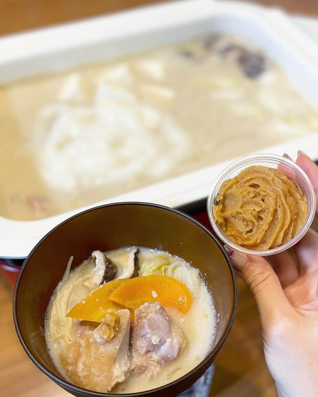 みき みーやんさんのインスタグラム写真 - (みき みーやんInstagram)「とろとろー🤤❤ . 『大切なあの人に健康を贈ってみませんか？❤』 大好きな幸さんのお取り寄せ鍋！ 発酵食品（味噌、塩麹、酒粕）3種使用してる 鶏プル発酵鍋をおうちで食べてみたよー😍❤ @sumiyaki.saiwai  . 酒粕ダシをベースに作られたこだわりのスープに 白菜、にんじん、ネギ、しいたけ、お豆腐。 ブレンドしたお味噌、とろろそして塩麹で漬け込まれたもも肉🐔💕 お鍋に入れるだけでいつもお店で食べているあの味に😍 . とろとろであったまるし 鶏はプルプルだしやっぱうんまーい💕 . 発酵食品は善玉菌が含まれていて 腸から健康にしてくれるから美容と健康に めちゃくちゃお勧めなの🙆‍♀️❤ 自分が食べるのもありだけど 大切な人に贈るのもめっちゃありやと思う！ . . 注文したい方は幸さんに直接DMしてみてね！ （詳細は、幸のプロフィールに書いてます❤ . 美味しいのに健康と美容にいいとか最高🤤💕 . . #お取り寄せ#お取り寄せグルメ#お取り寄せ鍋#鍋料理#炭焼き幸#発酵鍋#インスタ映え#大阪#美味しい#delicious#フォトジェニック#鶏ぷる発酵鍋#大阪ディナー#心斎橋#鶏料理#グルメ女子#フォトジェ肉#大阪ディナー#大阪グルメ#心斎橋グルメ#心斎橋ディナー#鶏料理#大阪旅行#osaka#グルメスタグラム#酒粕#酒粕鍋」2月10日 16時38分 - mi_yan0101
