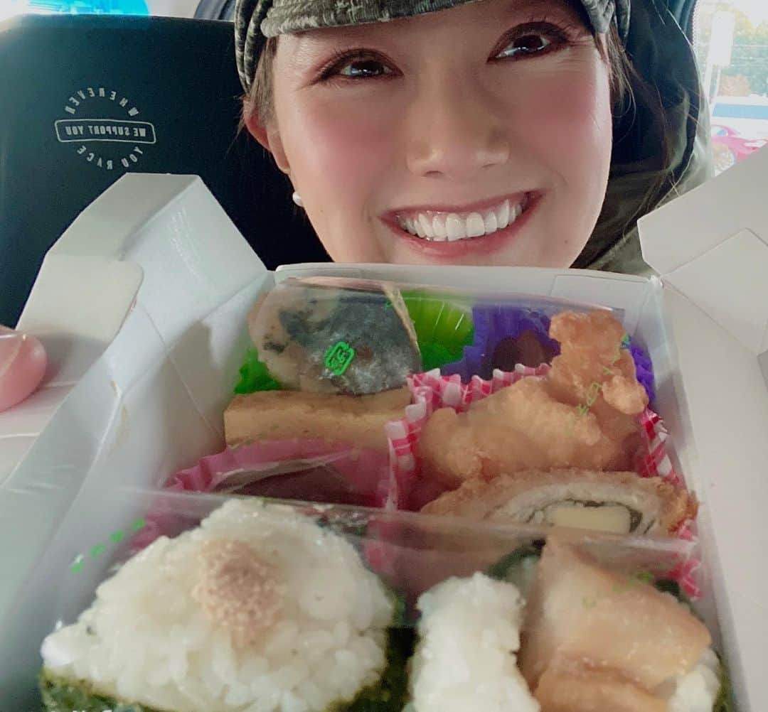 のインスタグラム：「今日のロケ弁😋  ちょっと遅いお昼ごはん、いただきます🤲  しかし、食べ物とかお酒を持っている時の私は本当に嬉しそうだ🤣🤣🤣（笑）  やっぱり食べるって幸せだよね〜✨✨✨  ありがたや〜☺️パワー付けるゼ❤️  詳細はまたお知らせしますね㊗️  またステキな番組に出演させていただきます🙌  お楽しみに🎉  #ロケ #ロケ弁 #幸せタイム #ちょっと遅いお昼ごはん #lunch #ランチ #お弁当 #嬉しい #happy #ごはん #おにぎり #からあげ #おかず #power #charge #撮影 #お楽しみに #美味しい #食事 #グルメ #🍱 #🍙 #🤤 #😋 #✨ #❤️」