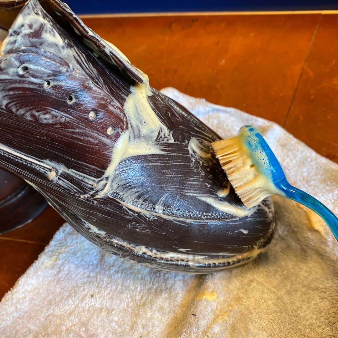 m.mowbrayさんのインスタグラム写真 - (m.mowbrayInstagram)「革靴クリーニング  クリーニングスポンジやクリーニングブラシでなるべくきめ細かい泡を作って汚れを吸わせるのがポイントです。  #mmowbray#モゥブレィ #靴磨き#靴修理 #シューシャイン#シューケア #革靴#スニーカー#靴」2月10日 16時49分 - m.mowbray