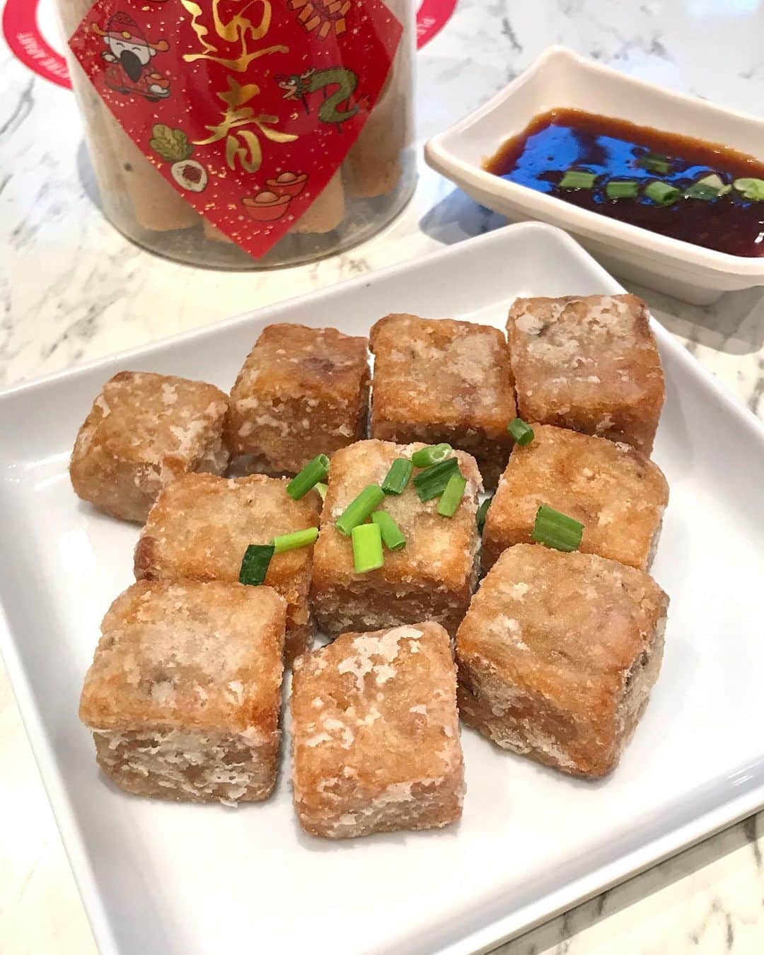 Li Tian の雑貨屋さんのインスタグラム写真 - (Li Tian の雑貨屋Instagram)「Was skeptical about how these Hae-ppy Egg Rolls @toastboxsg would taste but they turned out to be pleasantly addictive with bits of hae bee hiam mixed with pork floss! 😋👍  On the CNY menu this year is also the Golden Yam Cakes, Bak Kwa Fried arrive and Osmanthus Barley. Don’t note that the items are not available at selected outlets   #singapore #desserts #igersjp #yummy #love #sgfood #foodporn #igsg #ケーキ  #instafood #gourmet #beautifulcuisines #onthetable #cakesofinstagram #cafe #sgeats #f52grams #bake #sgcakes #bread #feedfeed #pastry #foodsg #cake #cny #sgbakes #sgblogger #sgblog #sgcookies #friedrice」2月10日 16時50分 - dairyandcream