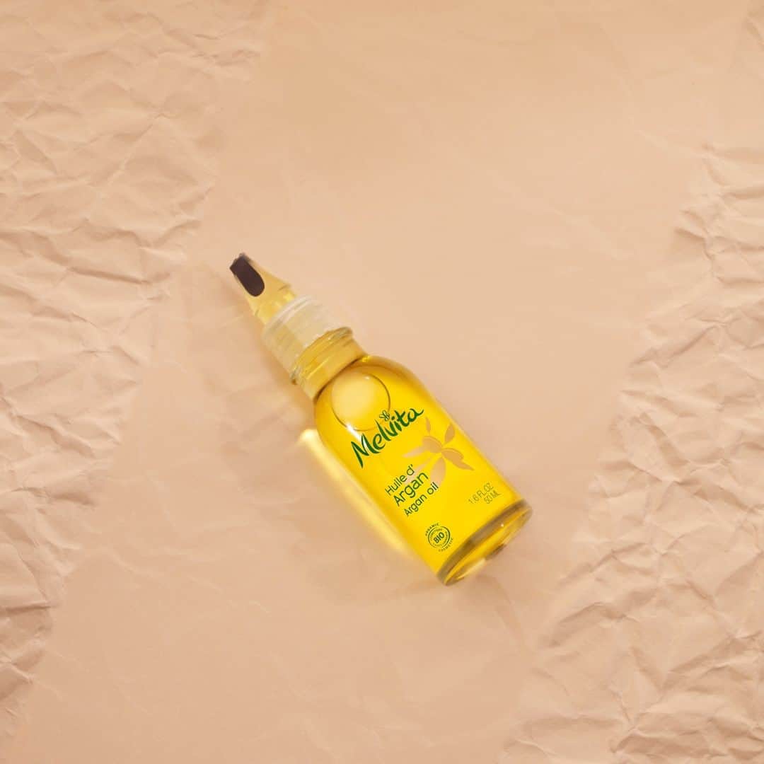 Melvita Officialのインスタグラム：「87% des femmes constatent que leur peau semble plus lisse 🎉 après 4 semaines d’utilisation d’huile d’argan : ce sont les résultats des tests que nous avons menés auprès de 30 femmes.✨  Alors, notre Huile d’Argan bio, vous l’aimez un peu ⭐, beaucoup ⭐⭐, passionnément ⭐⭐⭐ ou à la folie ⭐⭐⭐⭐ ?  #melvita #cosmetique #bio #engage #madeinfrance #organic #huiles #huilesvegetales #superingredients #naturel #argan #huiledargan」